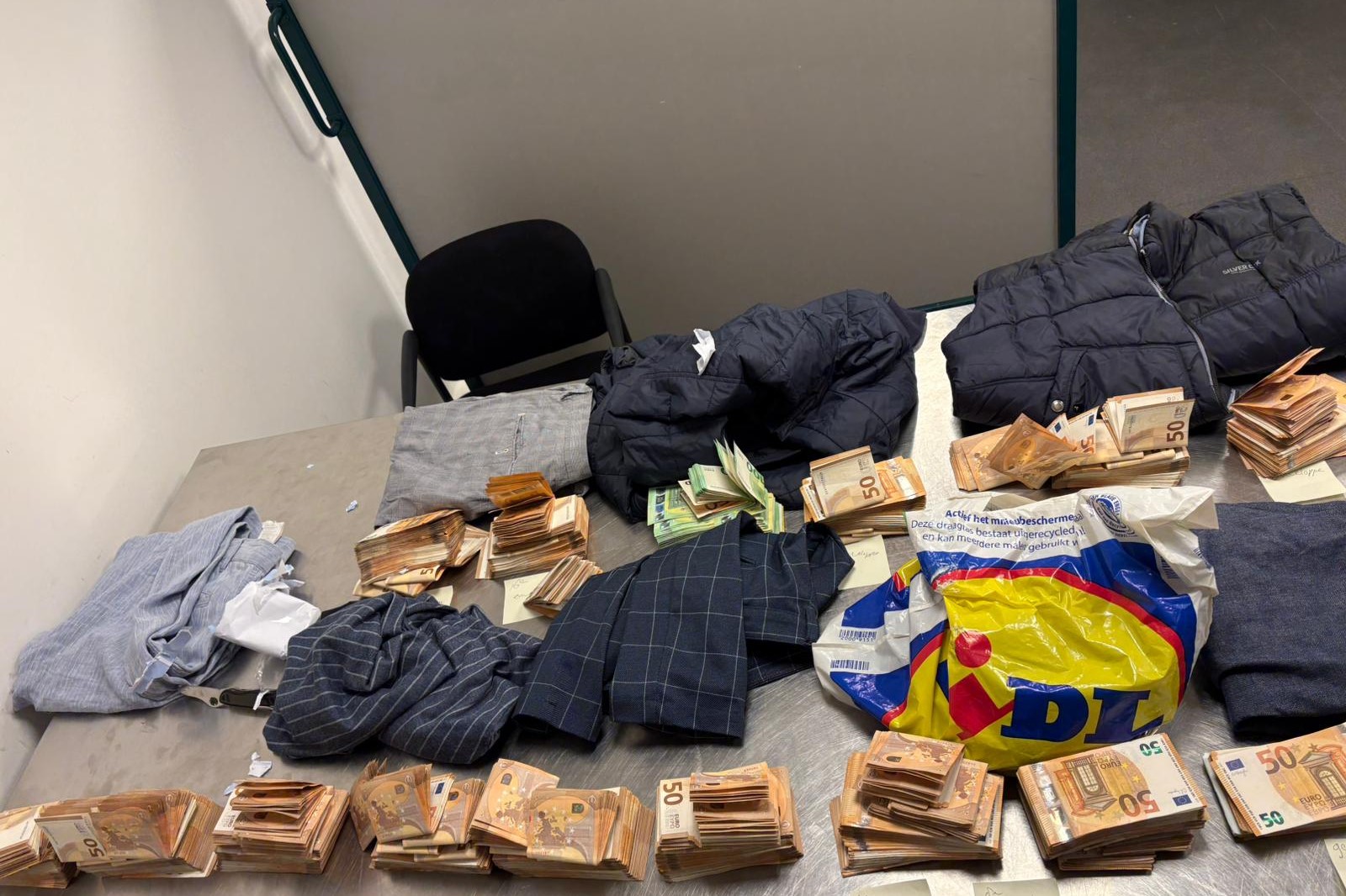 Man aangehouden met ruim 250.000 euro contant geld op luchthaven