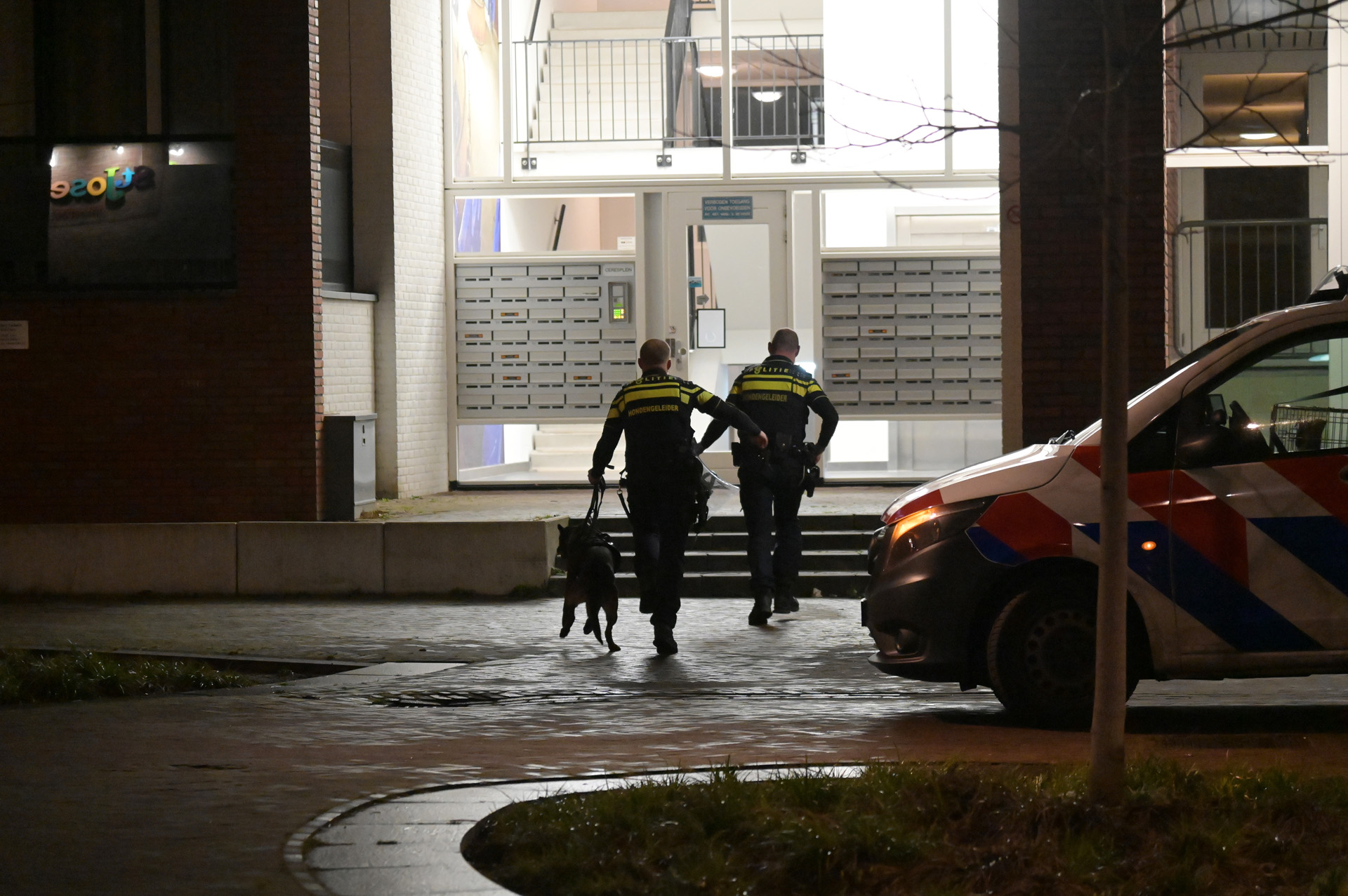 Grote politie-inzet na melding steekincident bij flatgebouw
