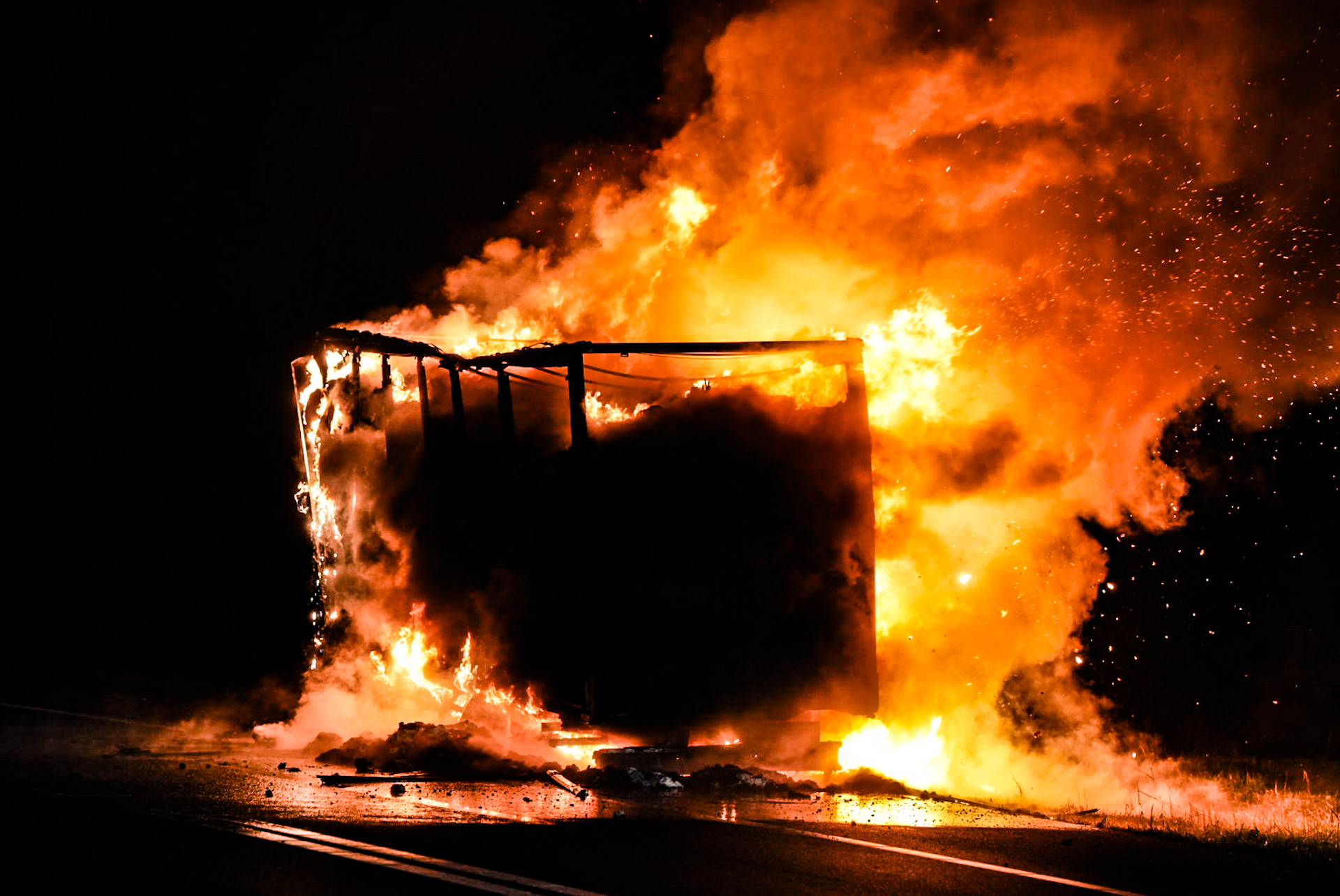 Snelweg dicht door brandende vrachtwagen