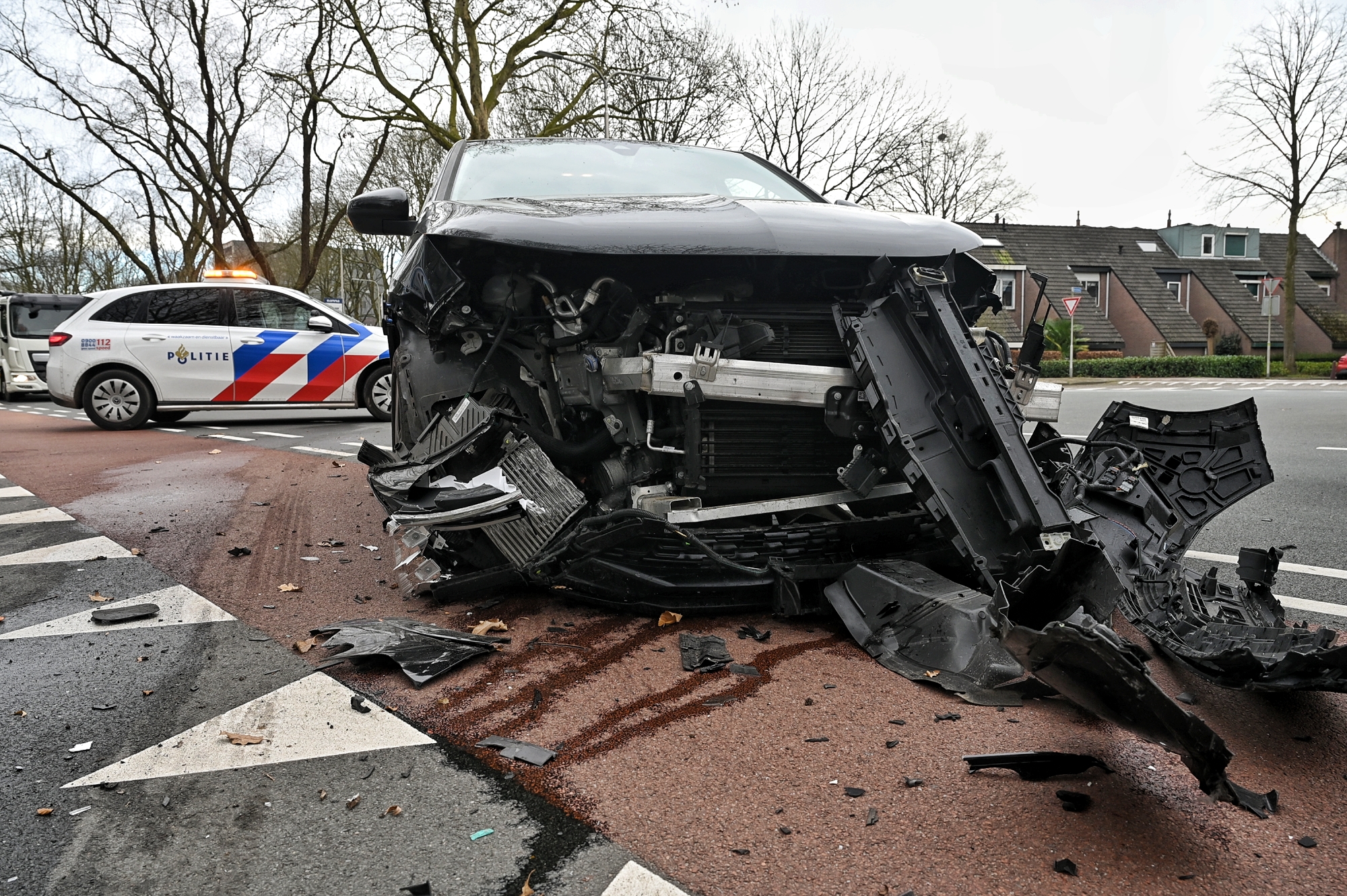 Twee voertuigen botsen op elkaar, ravage en één gewonde