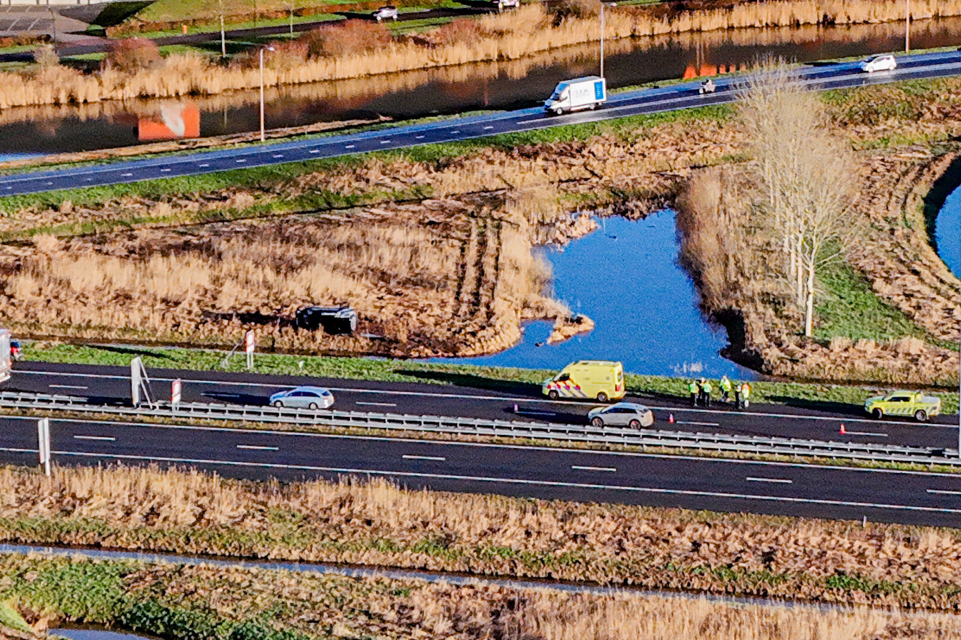 Auto op zijkant na ongeval op snelweg