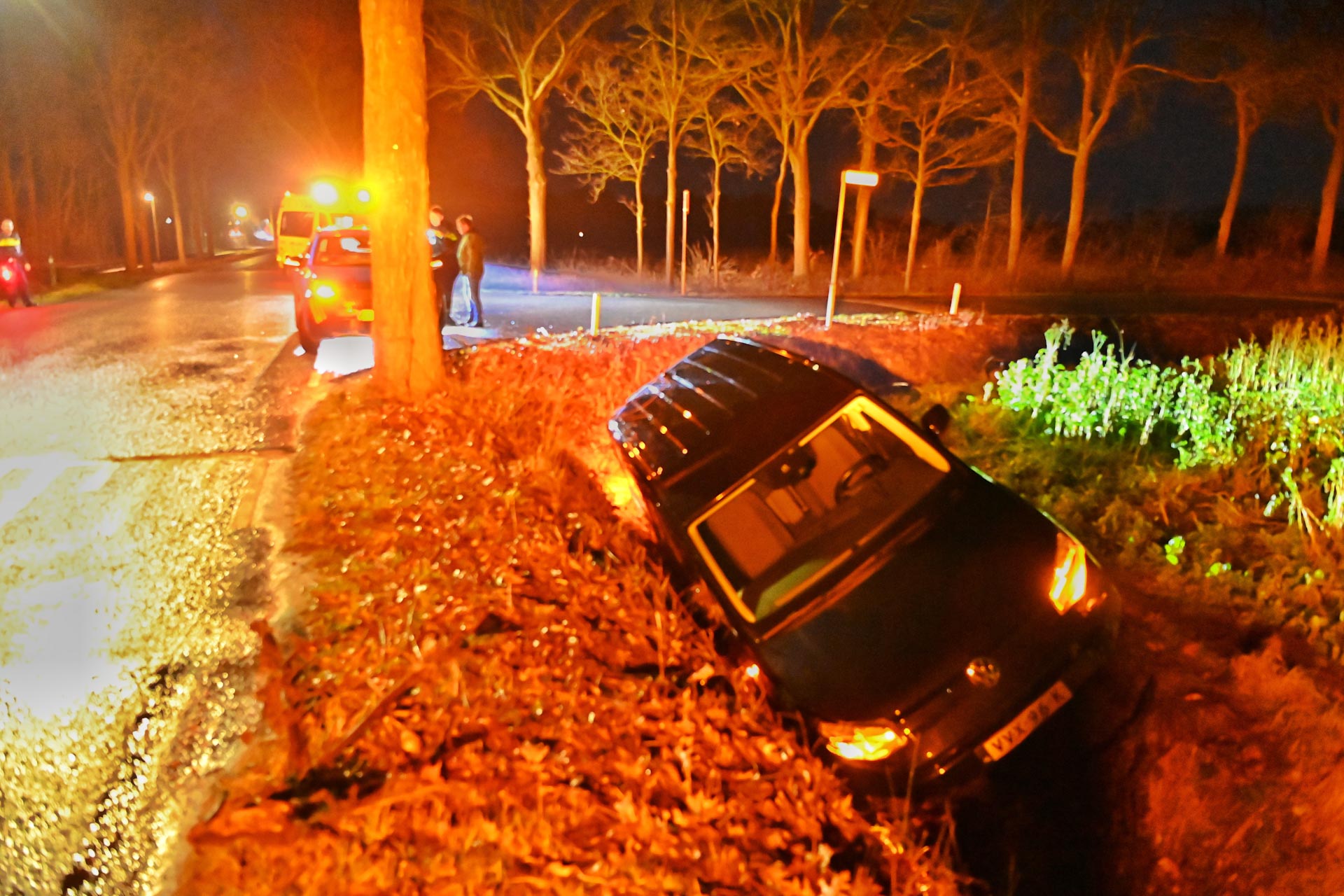 Auto in sloot na botsing op kruising