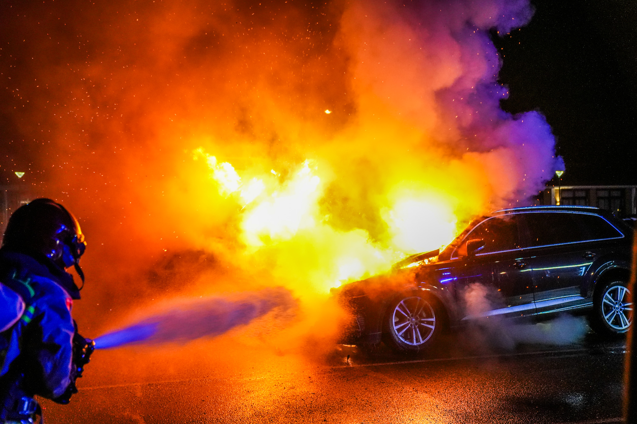 Auto en bestelbus in brand gestoken