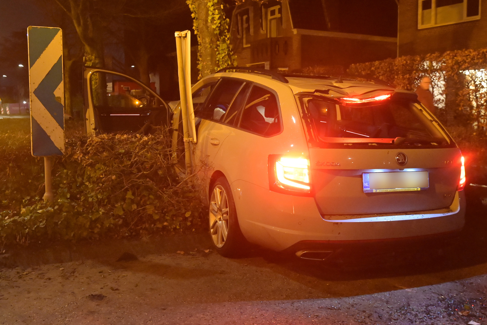 Auto raakt van de weg en botst tegen boom