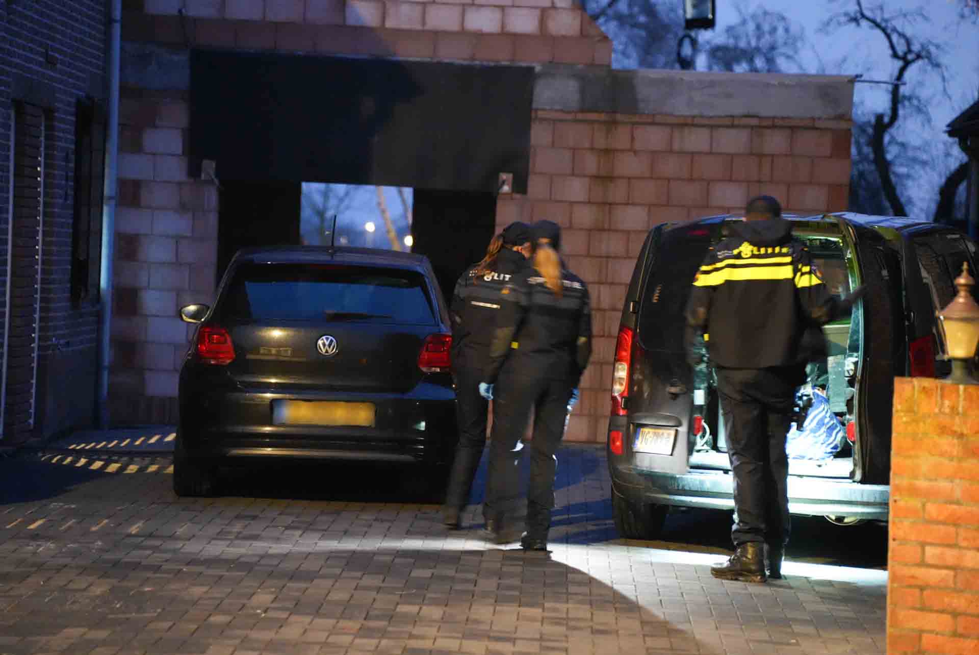 Politie valt woning binnen in vroege ochtenduren