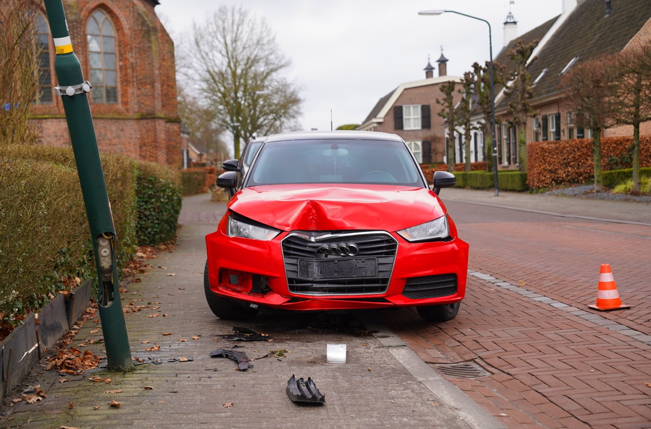 Auto raakt van de weg en botst tegen lantaarnpaal.