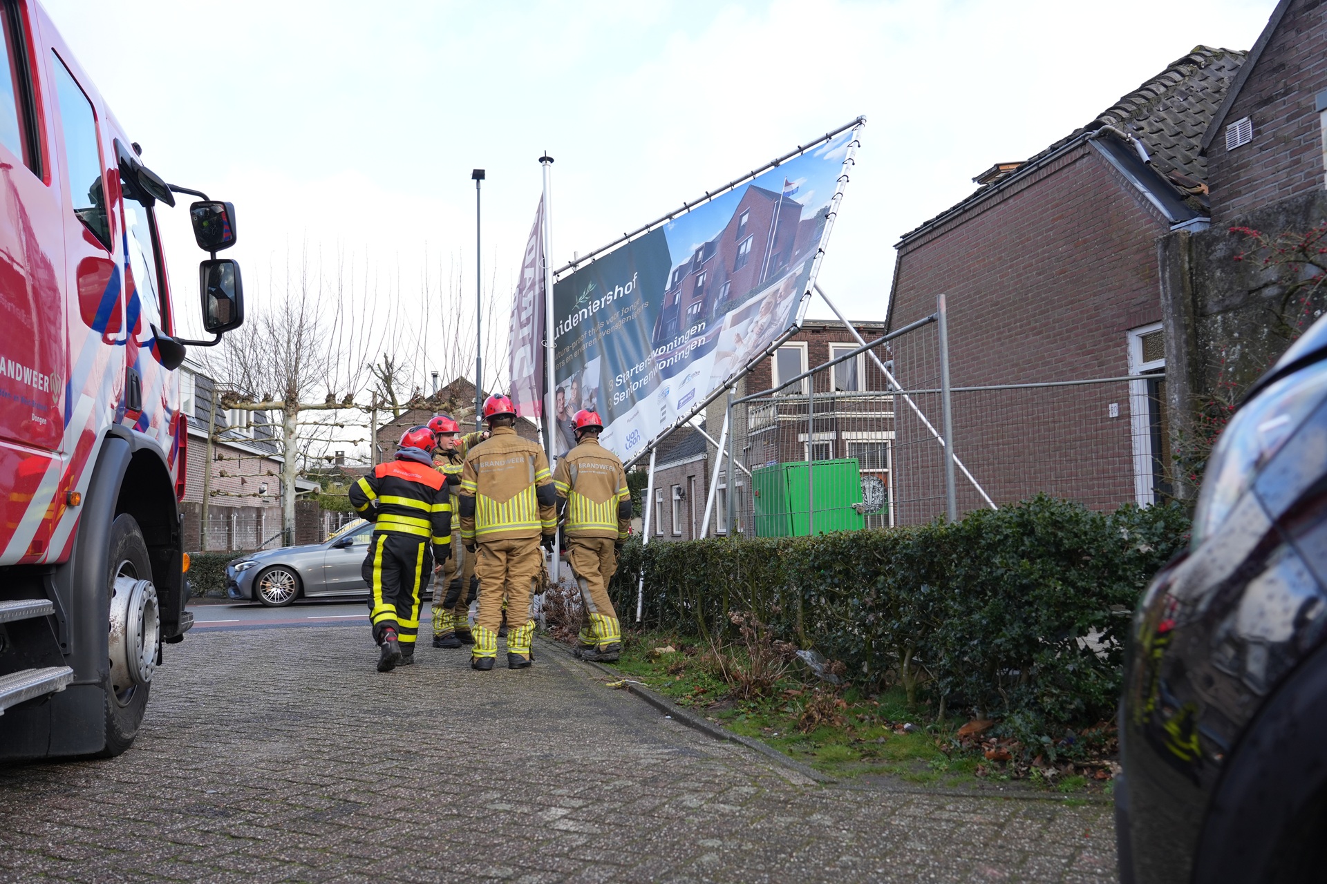 Brandweer verwijdert losgeraakt spandoek door harde wind