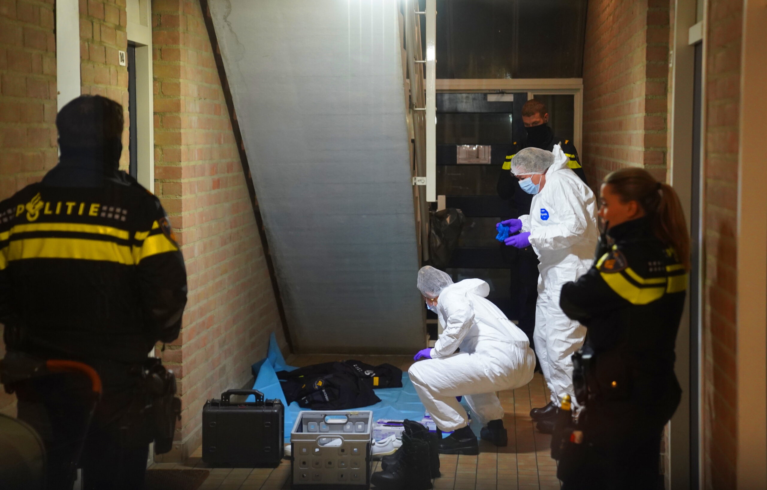 Dode man aangetroffen in woning, politie doet onderzoek