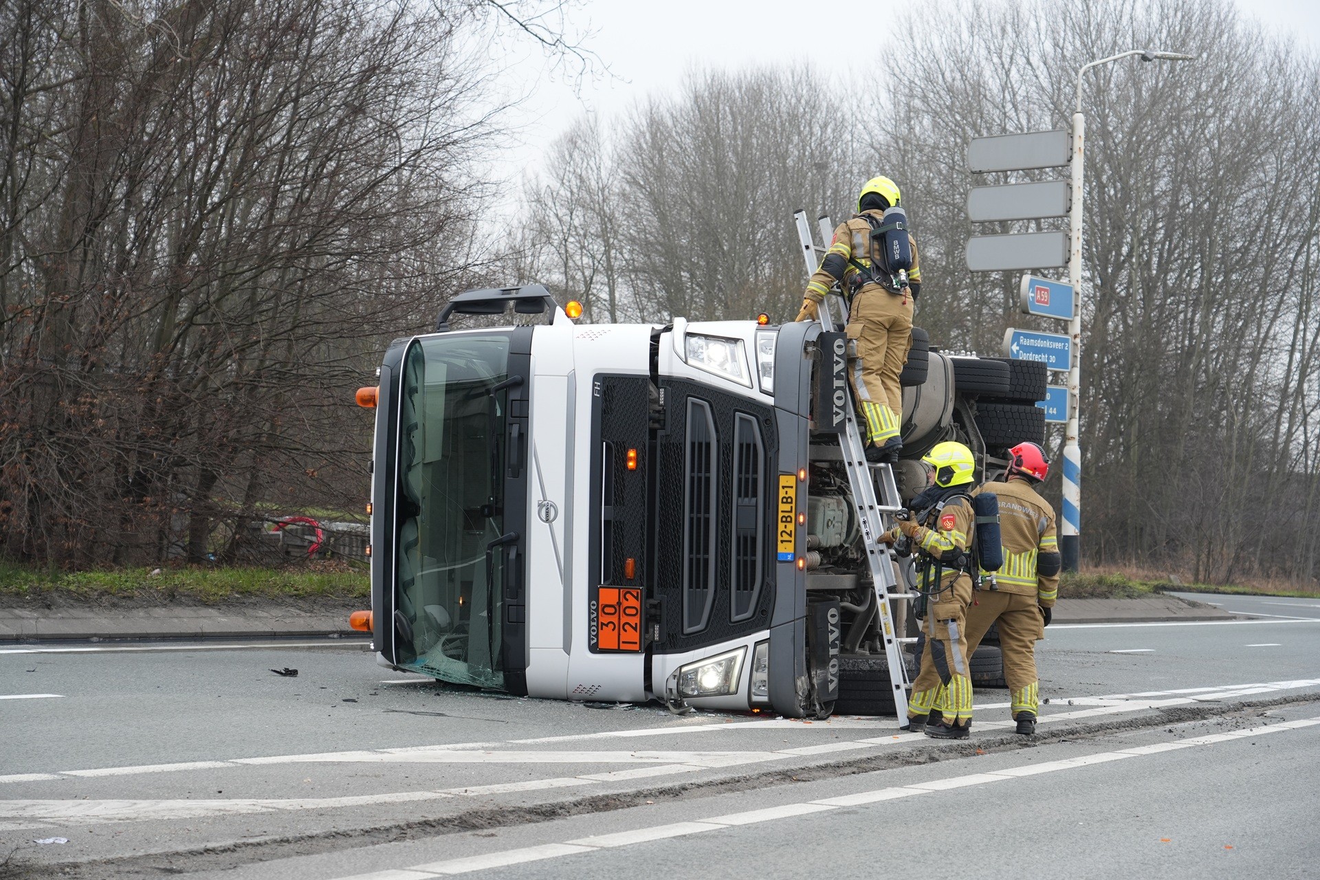Vrachtwagen geladen met diesel gekanteld