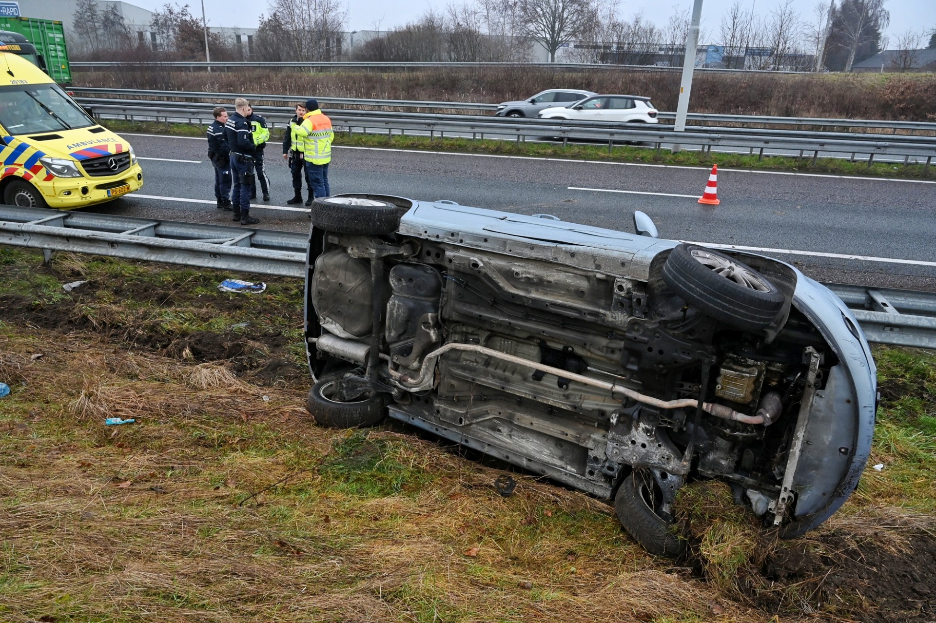 Auto belandt op zijkant bij afrit, bestuurder gewond