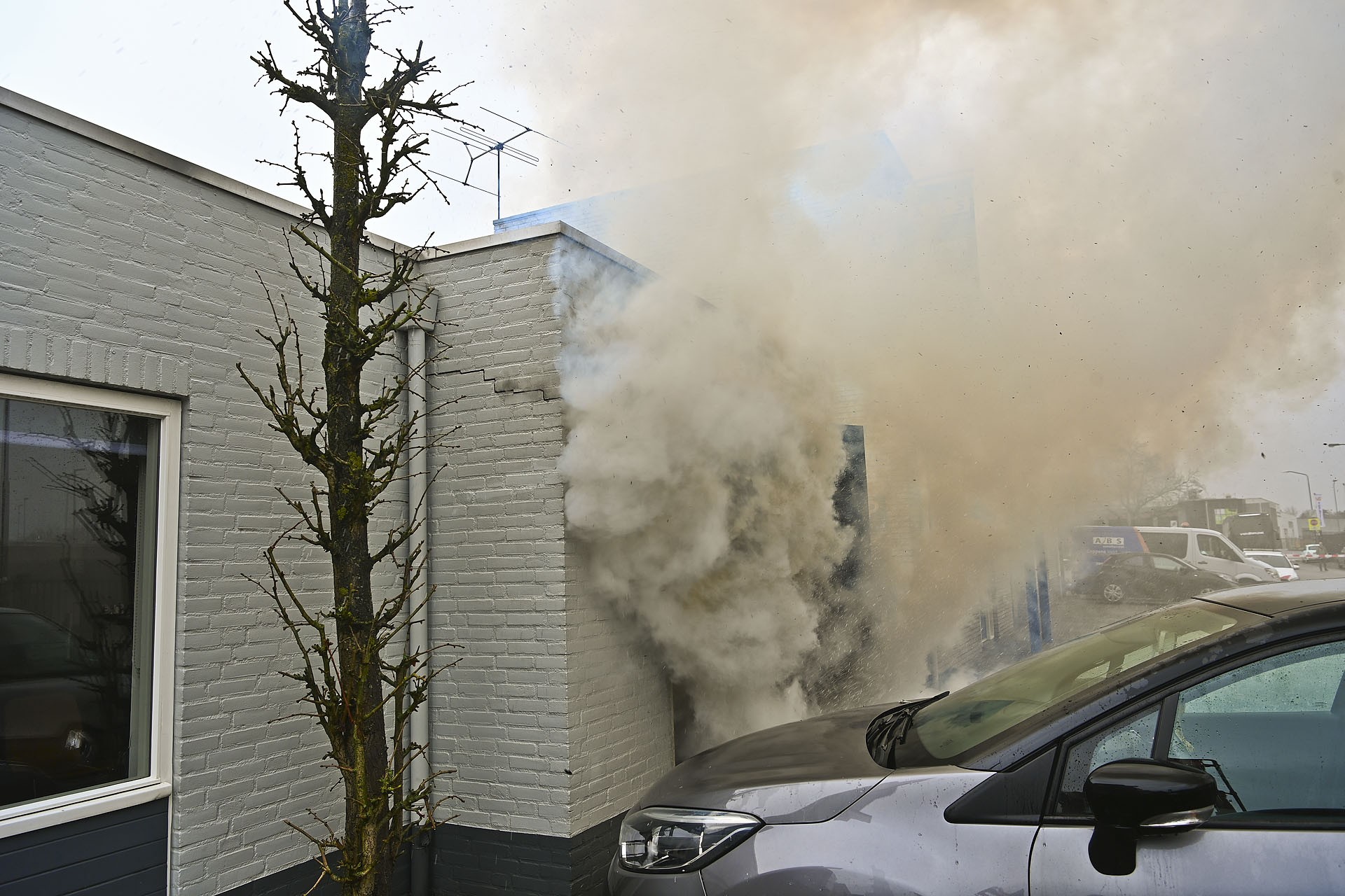 Brand in trafohuisje zorgt voor rook en stroomuitval