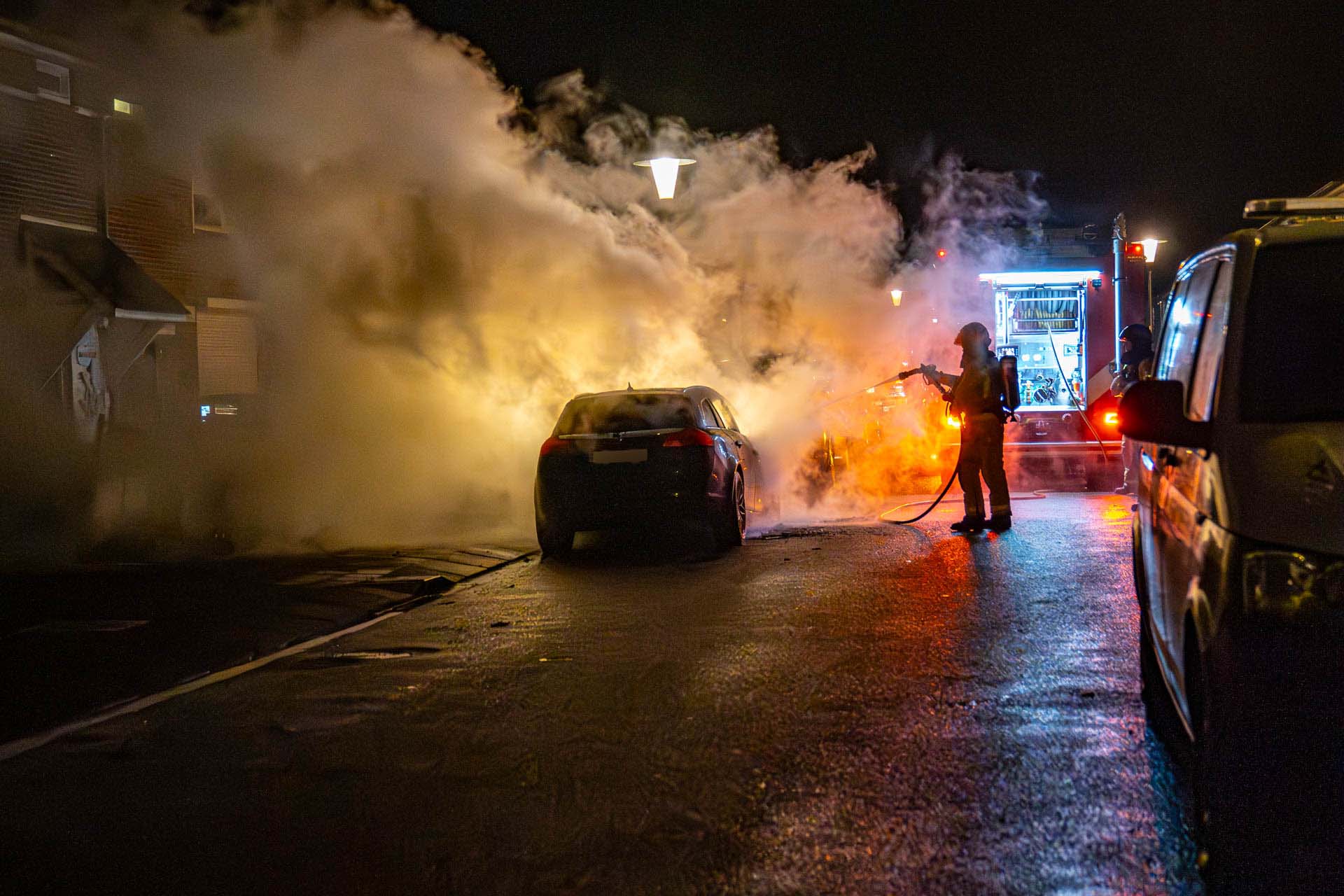 Auto uitgebrand, politie bekijkt camerabeelden