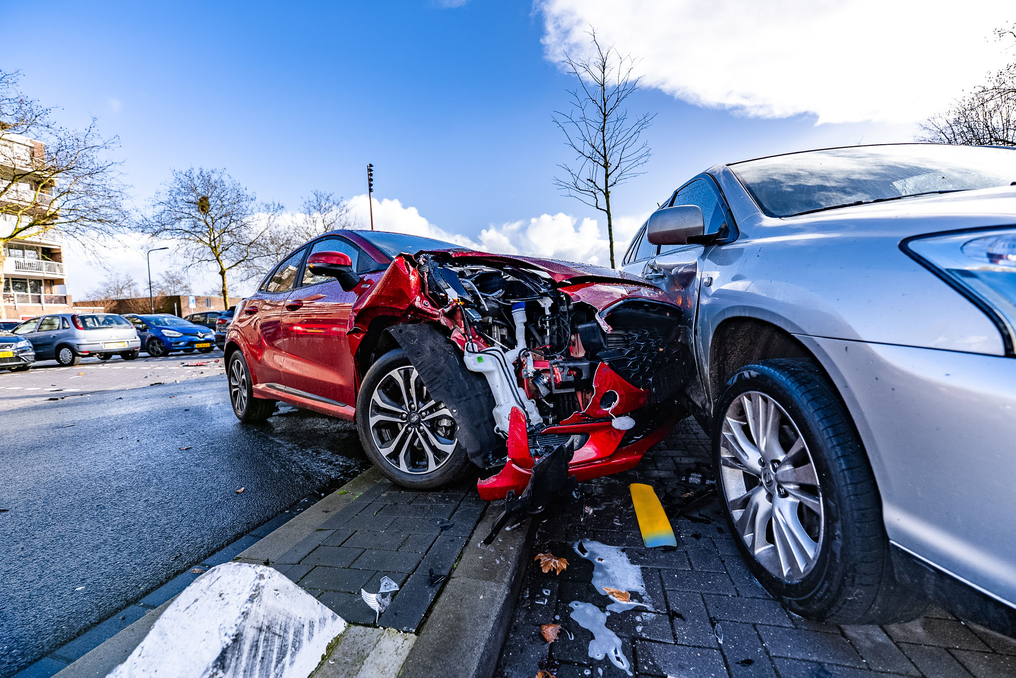 Auto ramt meerdere voertuigen op parkeerplaats