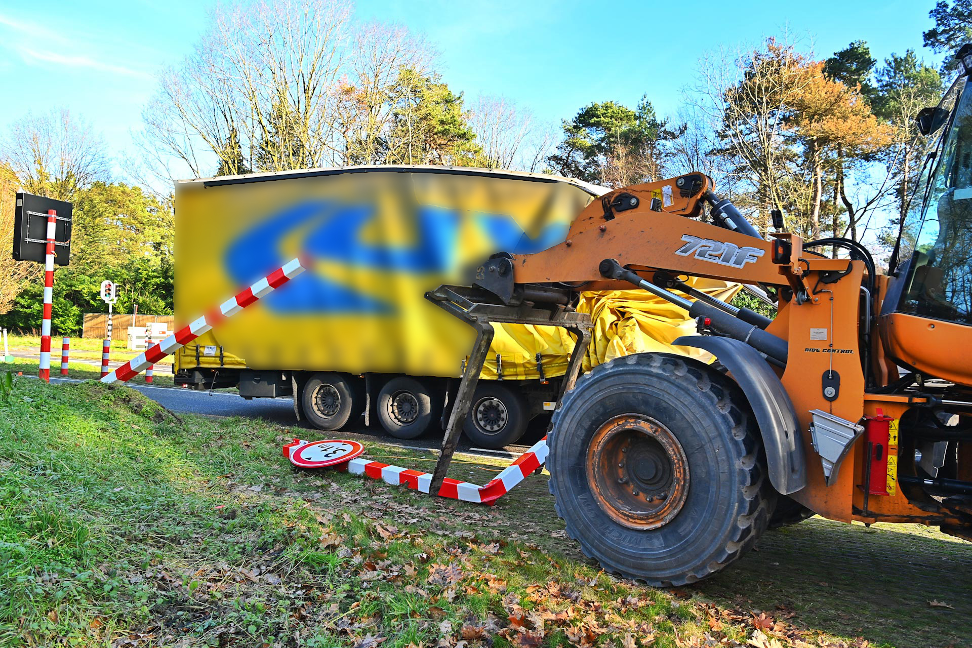 Vrachtwagen ramt hoogtebeperker, trailer zwaar beschadigd