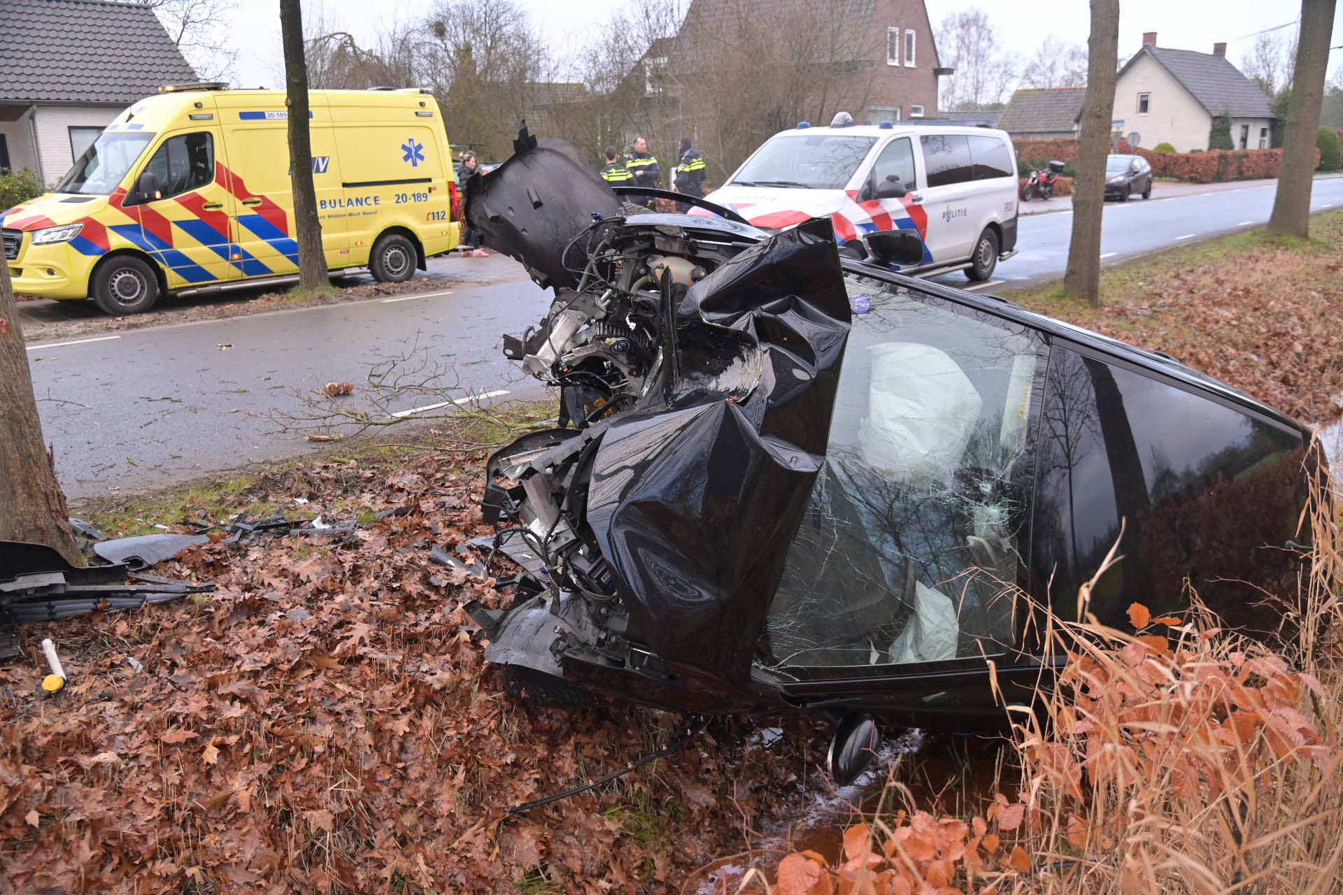 Automobilist gewond na botsing tegen boom en belandt in sloot