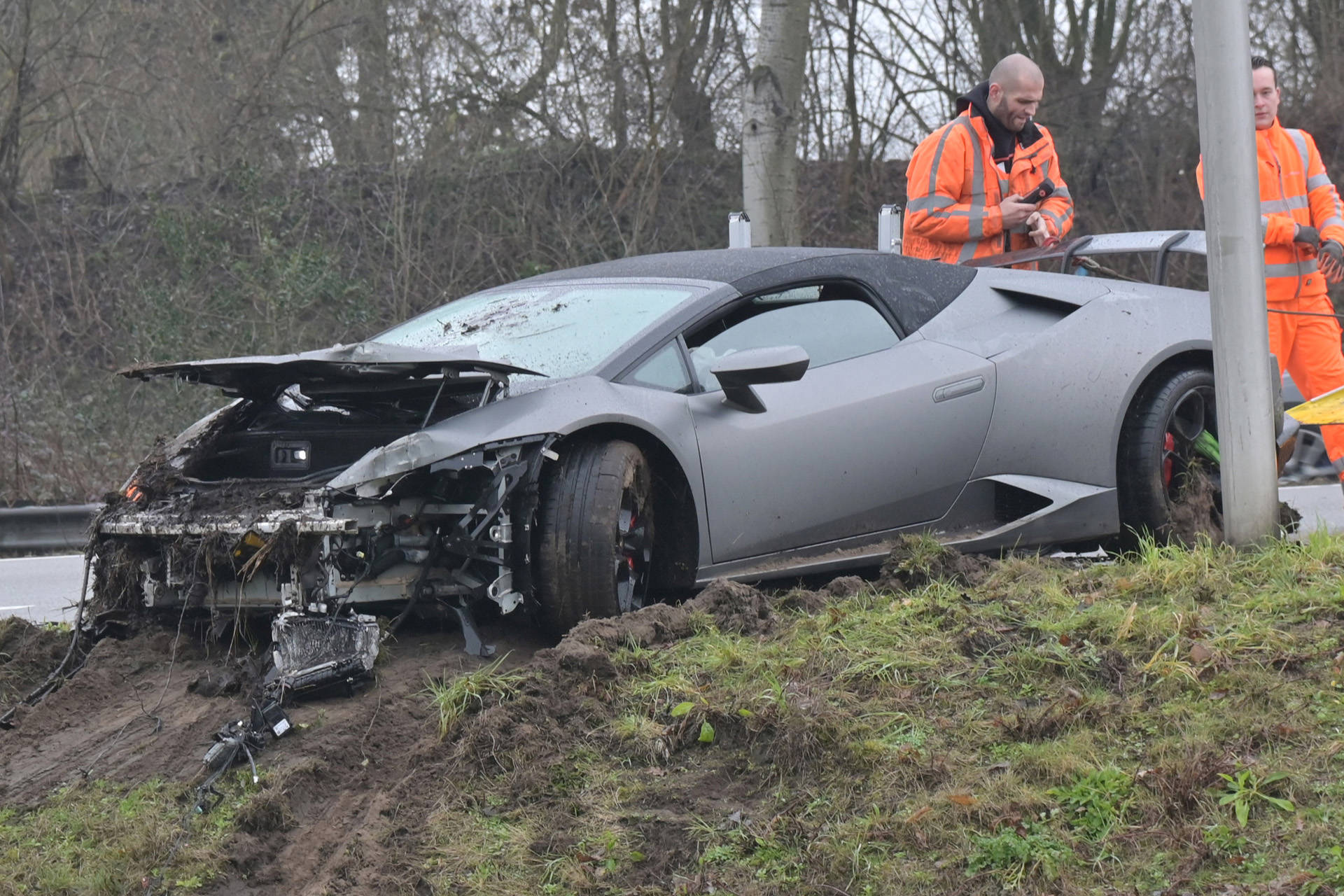 Peperdure Lamborghini belandt in sloot bij crash