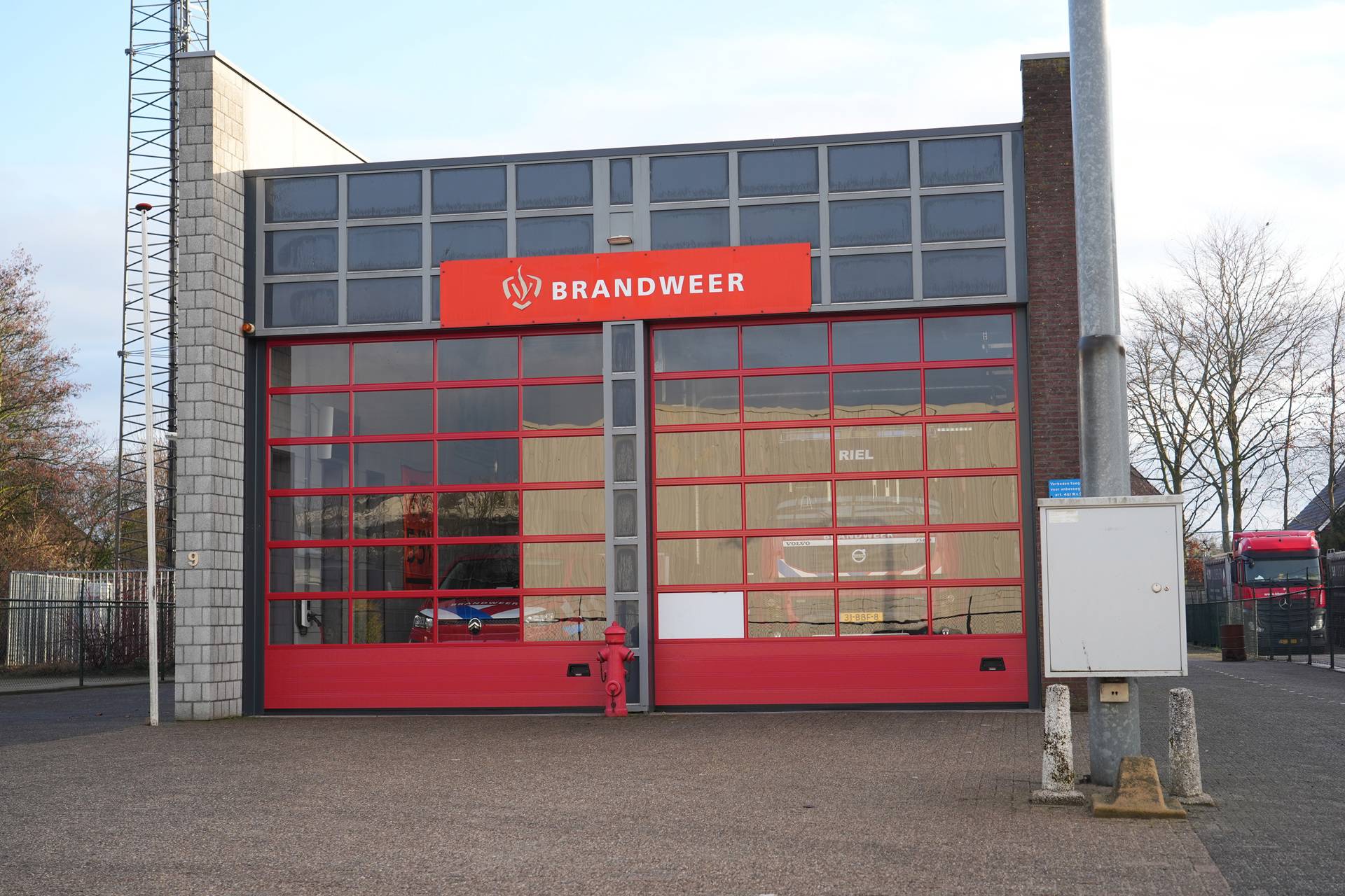 Poging tot inbraak bij brandweerkazerne, ruit van roldeur vernield