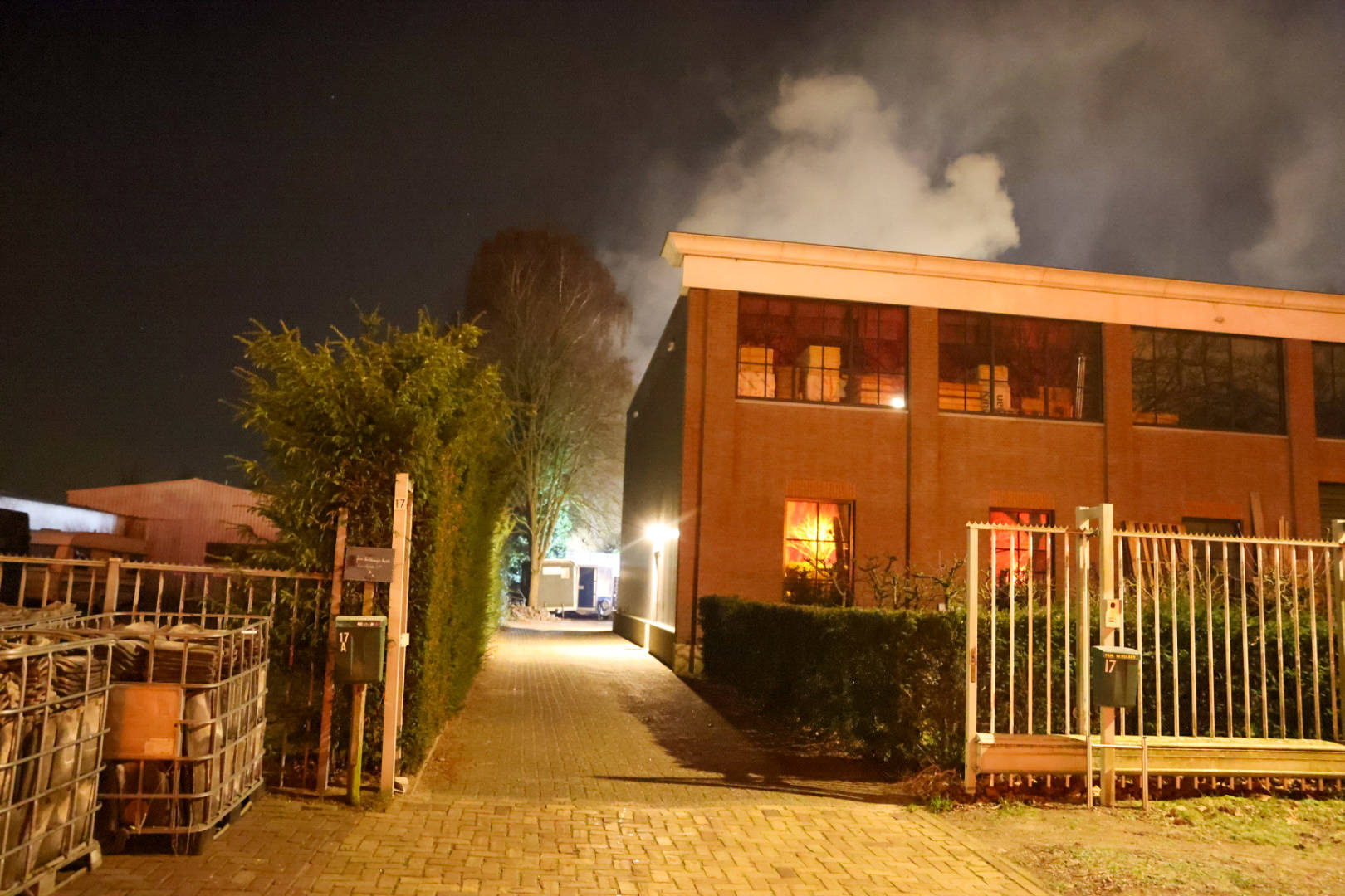 Brand in bijgebouw veroorzaakt flinke rookontwikkeling