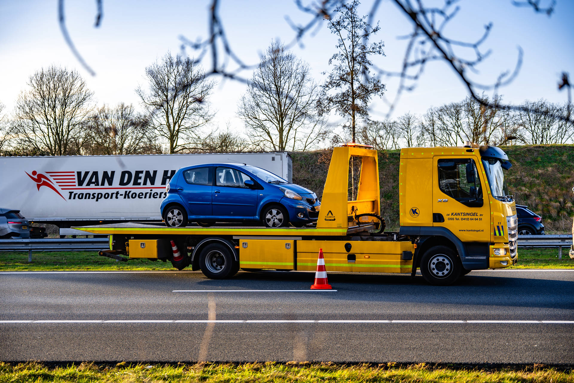 Meerdere voertuigen betrokken bij aanrijding op snelweg, file ontstaan