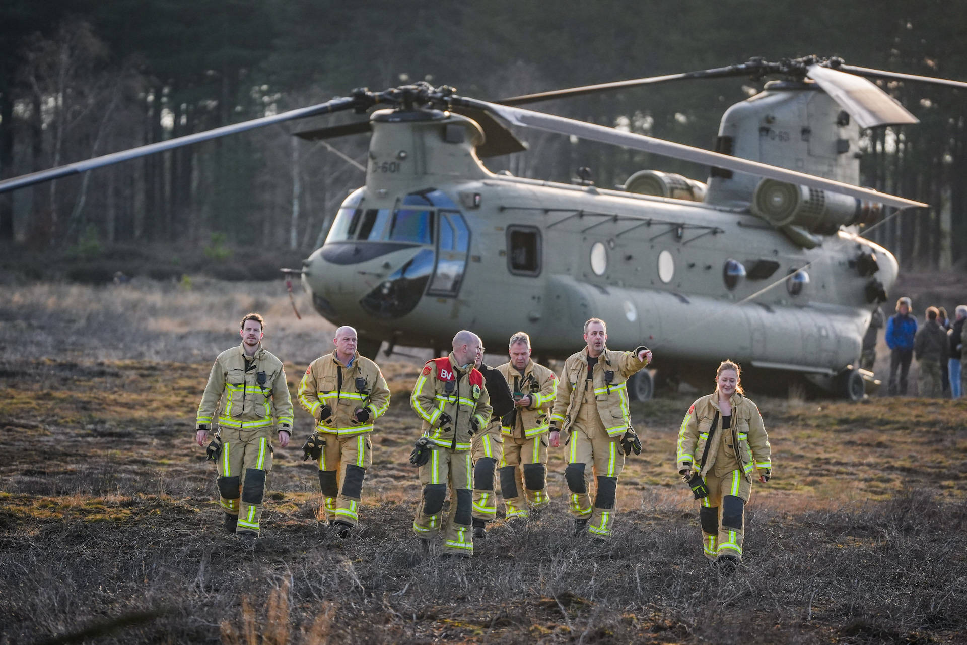 Chinook-helikopter maakt noodlanding, hulpdiensten massaal ingezet