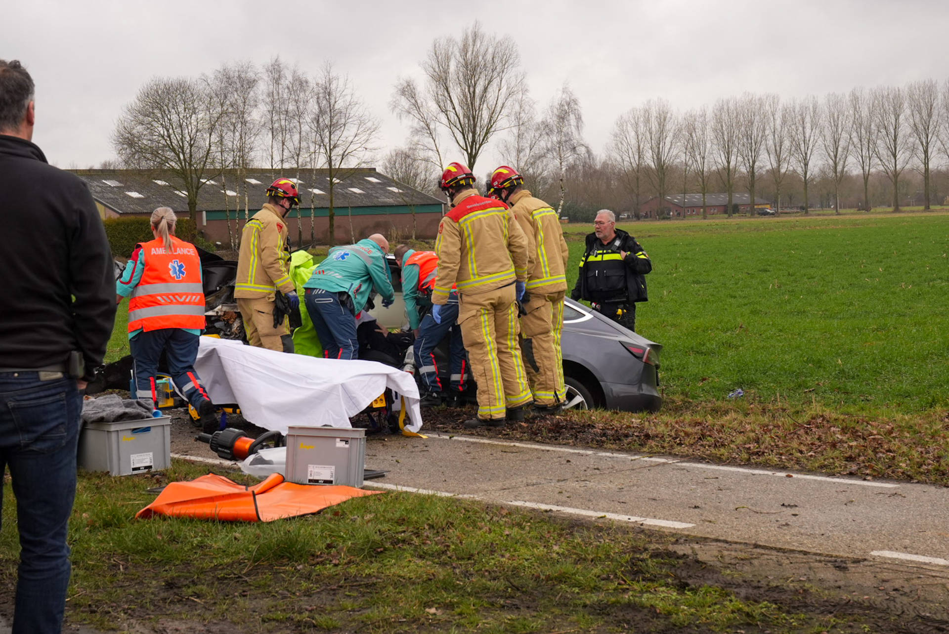 Automobilist ernstig gewond na crash tegen boom