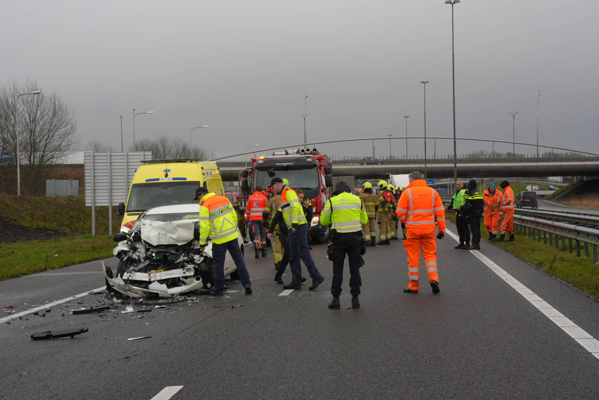 Ernstig ongeval op snelweg: auto botst achterop vrachtwagen