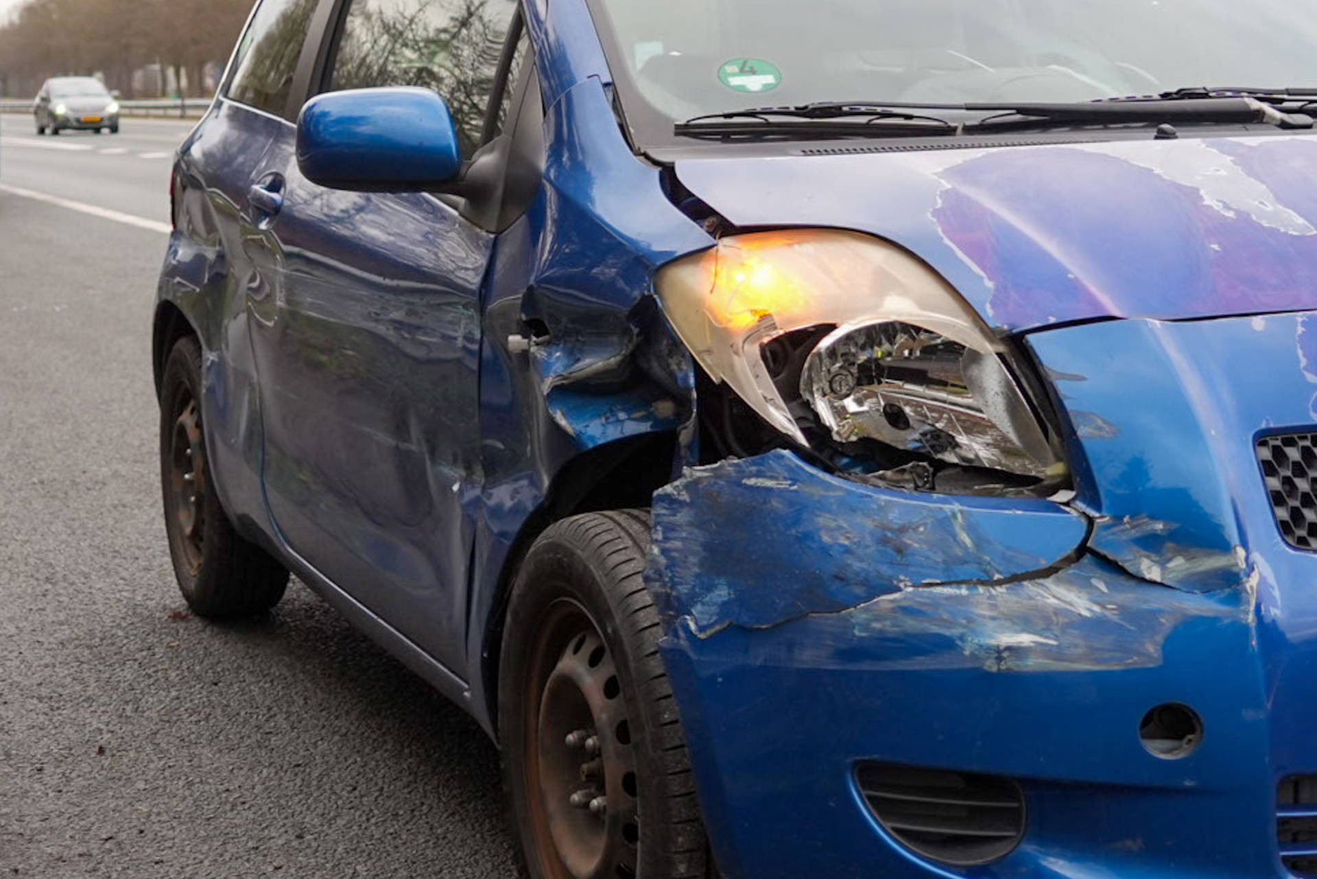 Auto rijdt tegen vangrail op snelweg