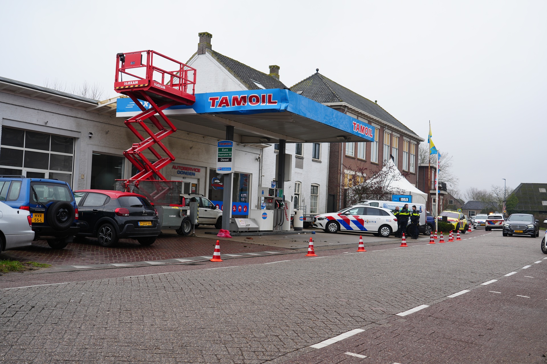 Man ernstig gewond geraakt na val door dak van tankstation