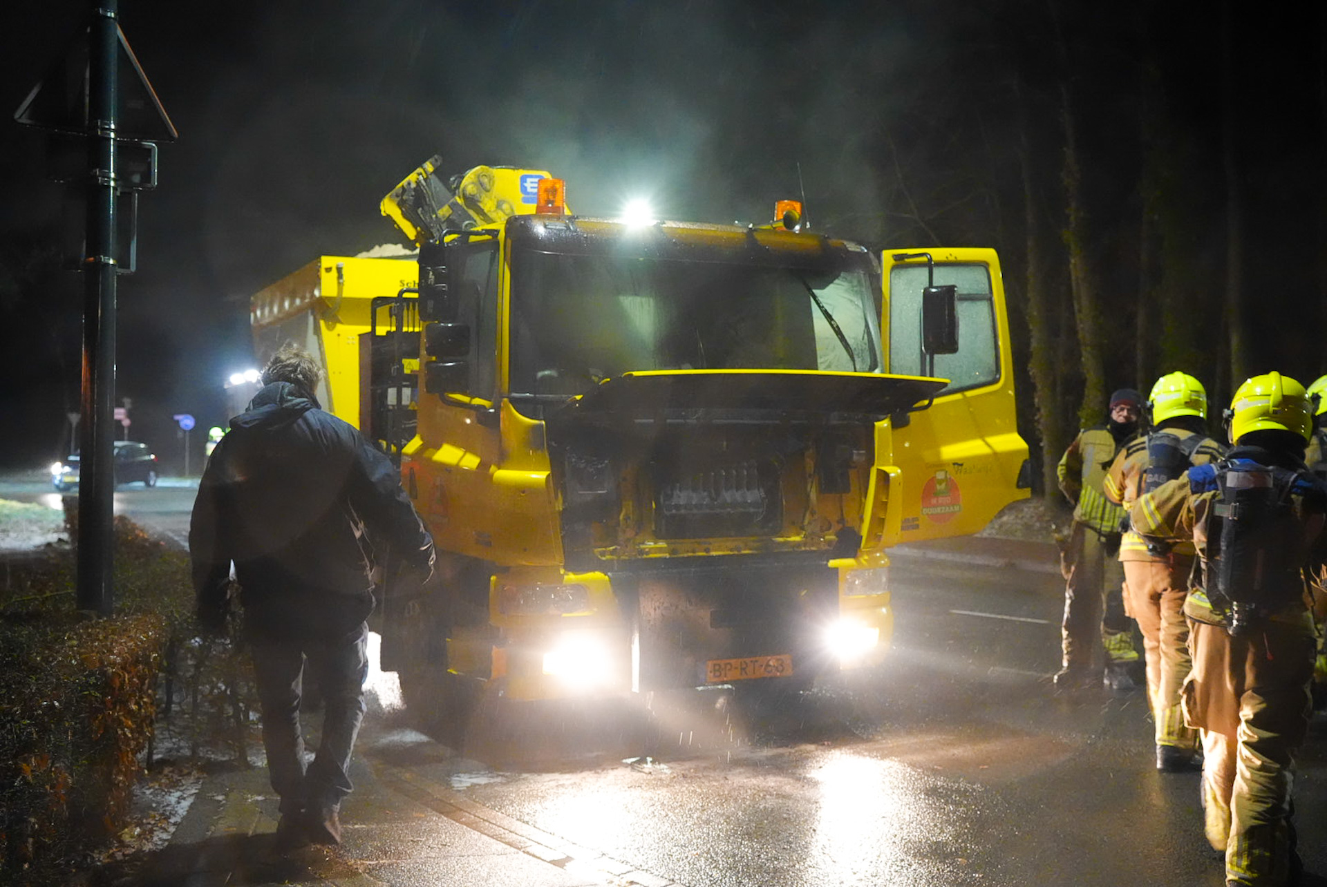 Brand in cabine van strooiwagen