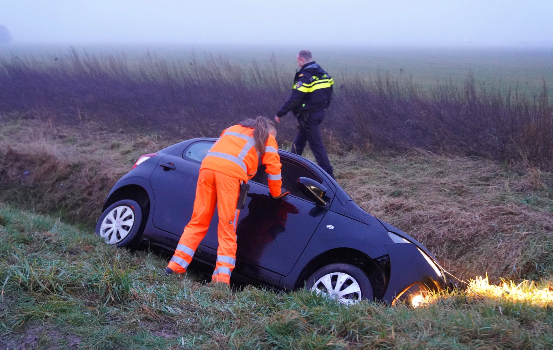 Auto raakt van de weg en eindigt in sloot