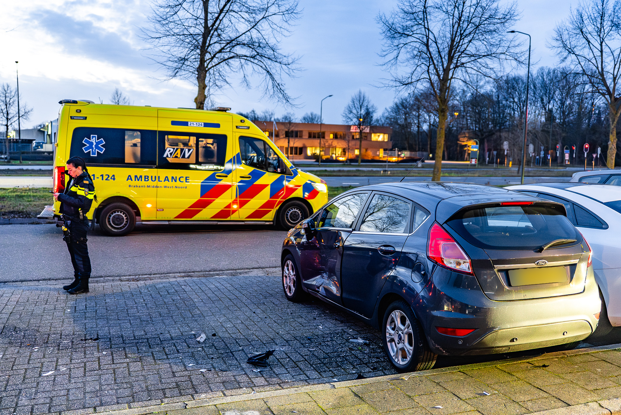 Vrouw gewond na aanrijding met geparkeerde auto’s op carpoolplaats
