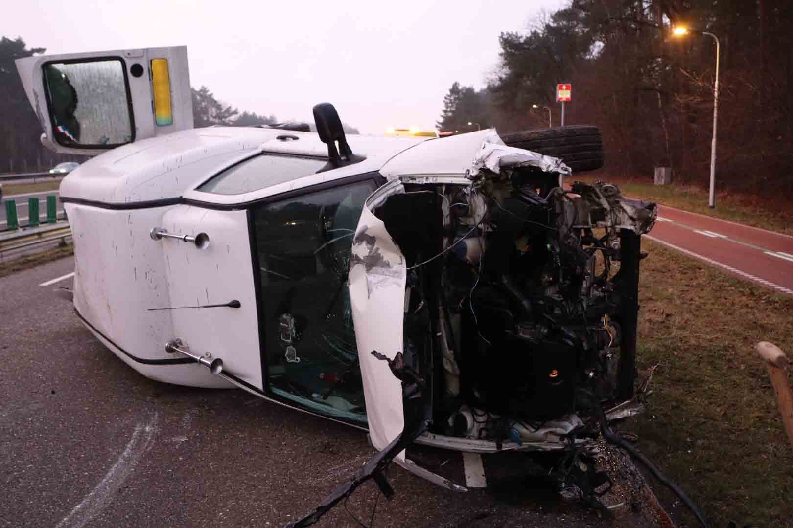 Auto slaat over de kop, bestuurder gewond