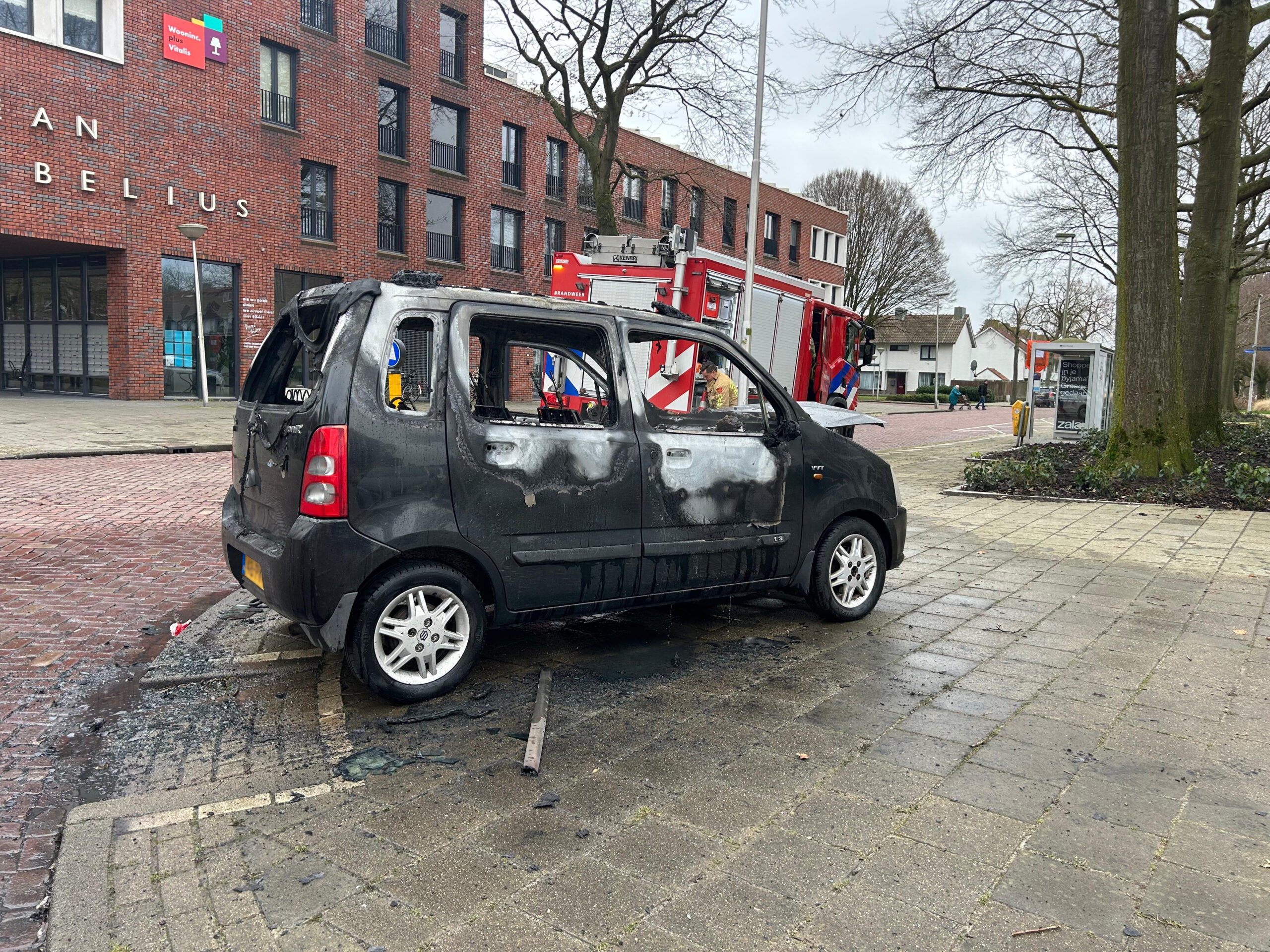 Auto vliegt tijdens rijden in brand