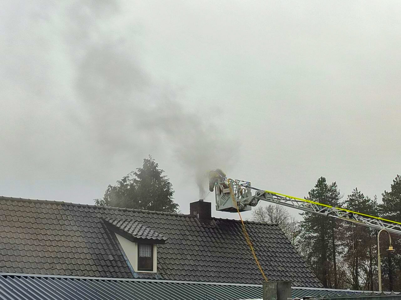 Schoorsteenbrand zorgt voor dikke rookwolken