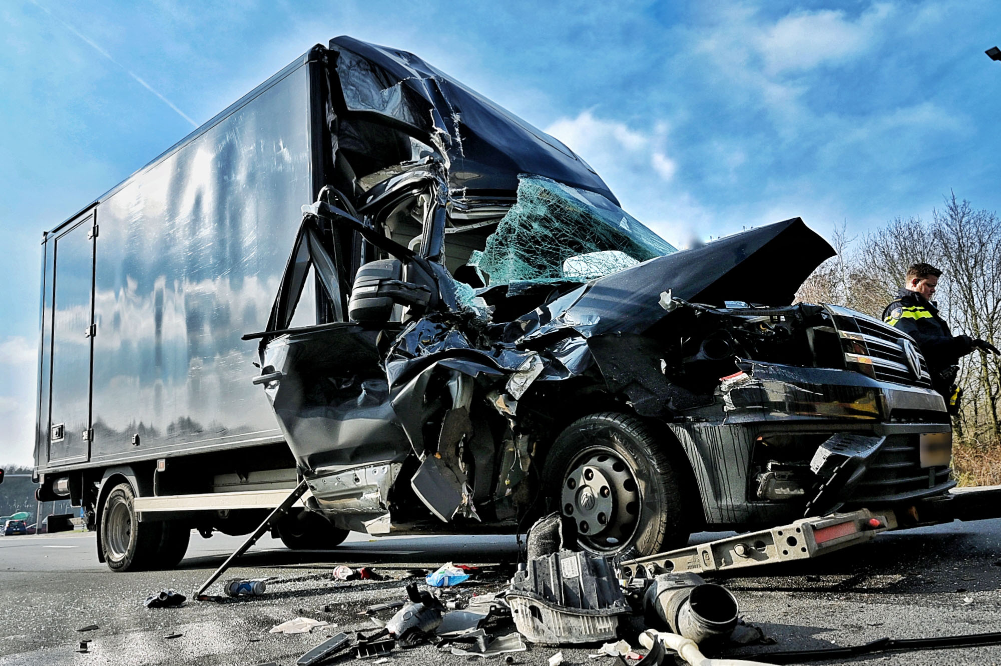 Bakwagen botst op stilstaande vrachtwagen
