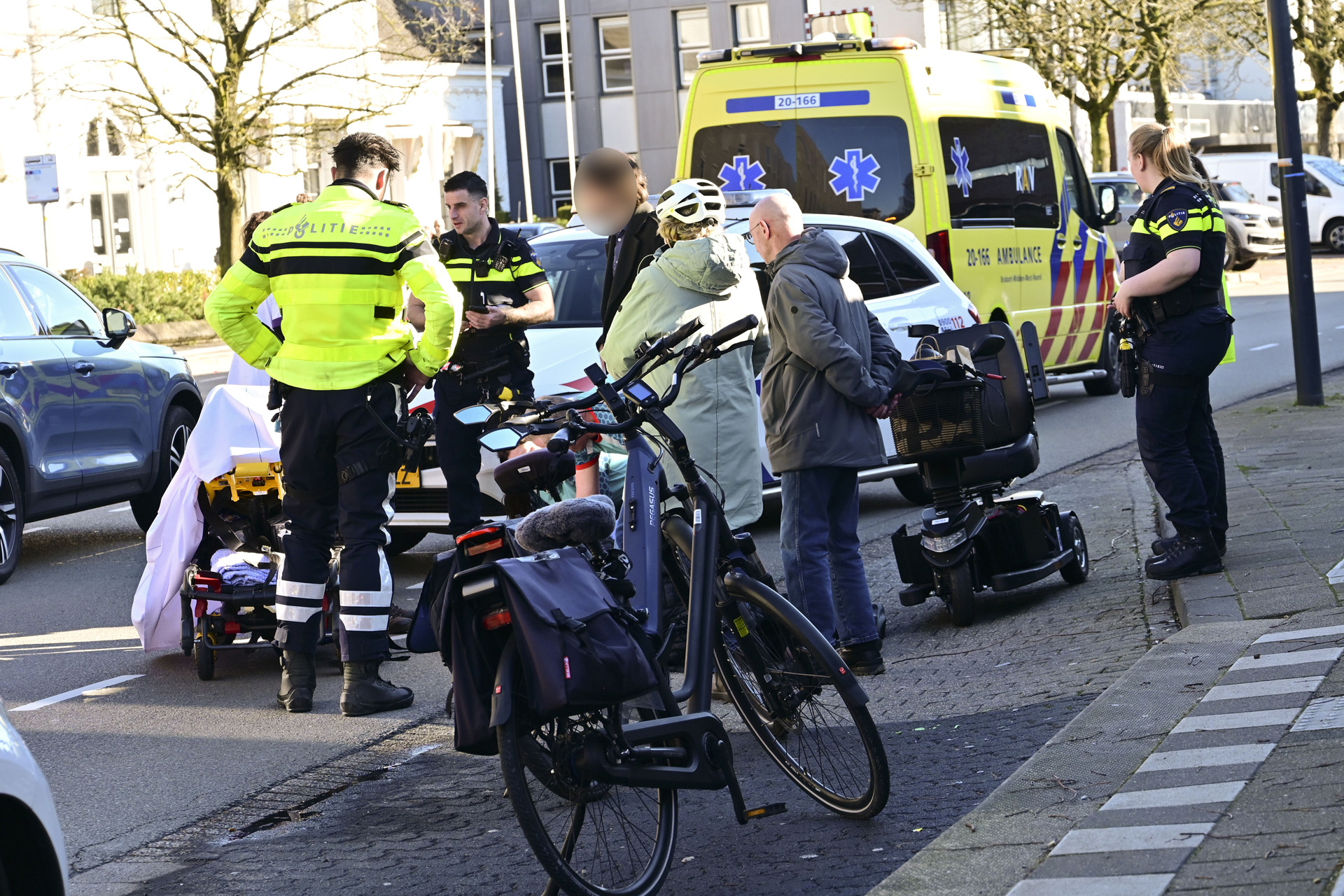 Vrouw met scootmobiel ten val