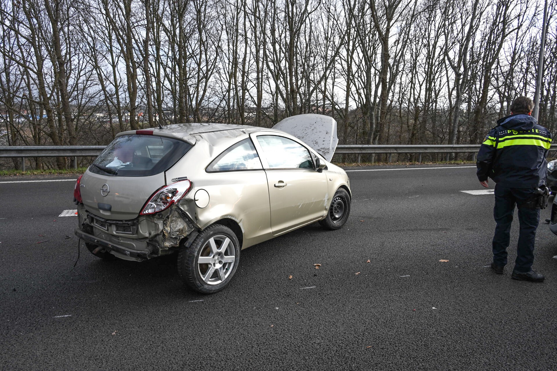 Auto slaat vermoedelijk over de kop op snelweg