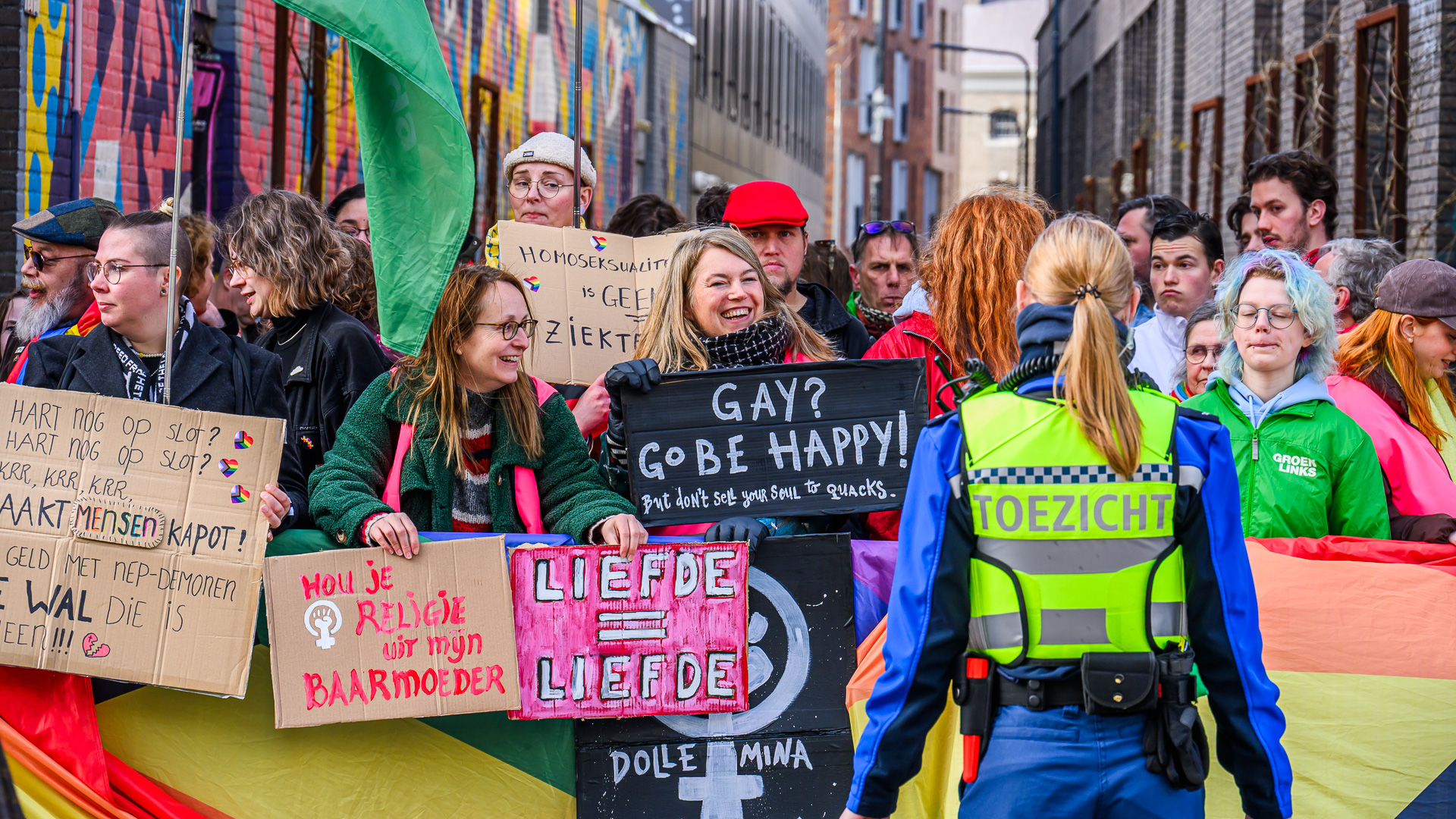 Tom de Wal komt niet opdagen, tegendemonstranten wel