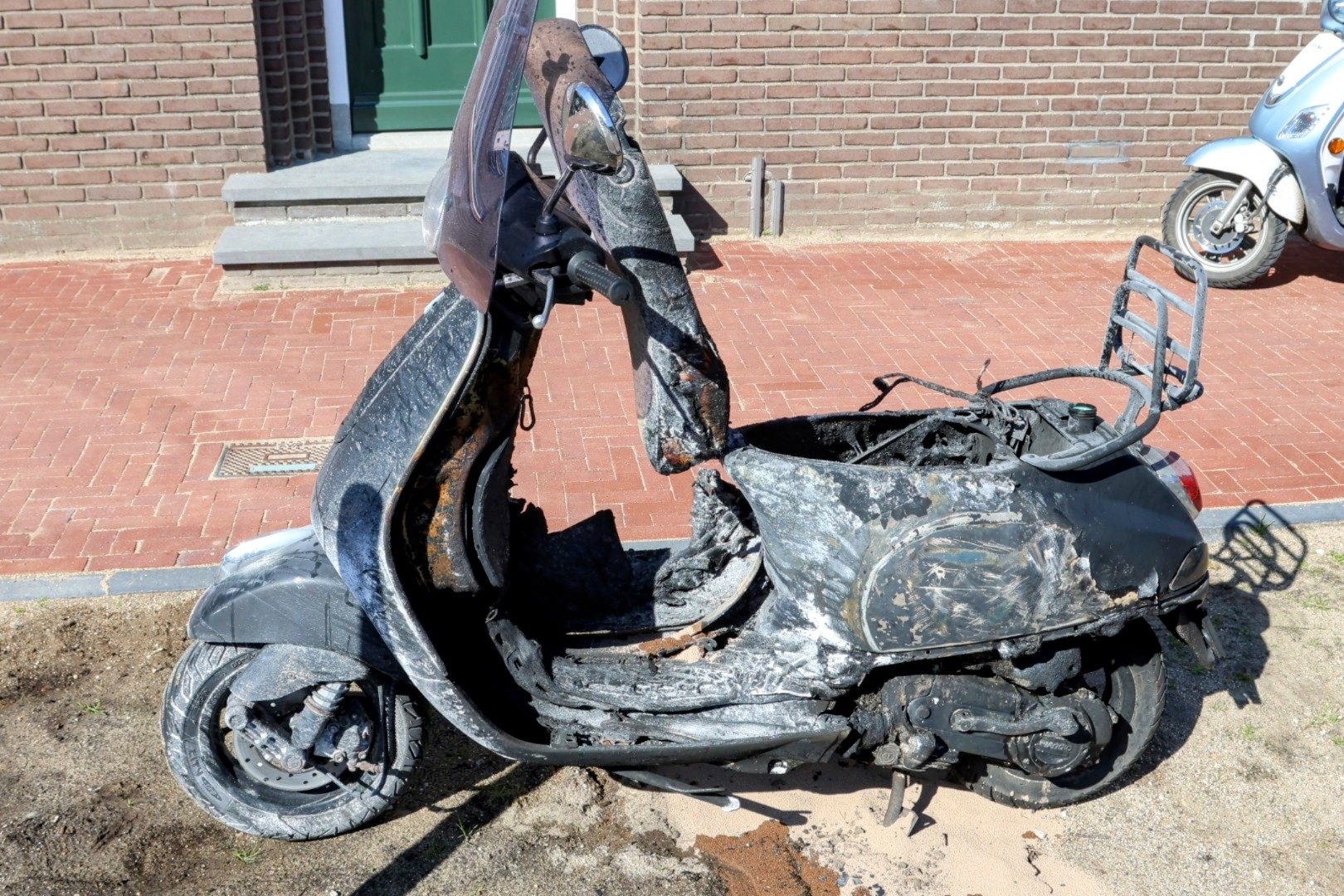 Scooter vliegt in brand na harde knal
