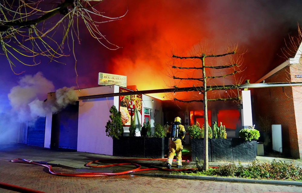 Grote brand verwoest shoarmazaak, woningen ontruimd