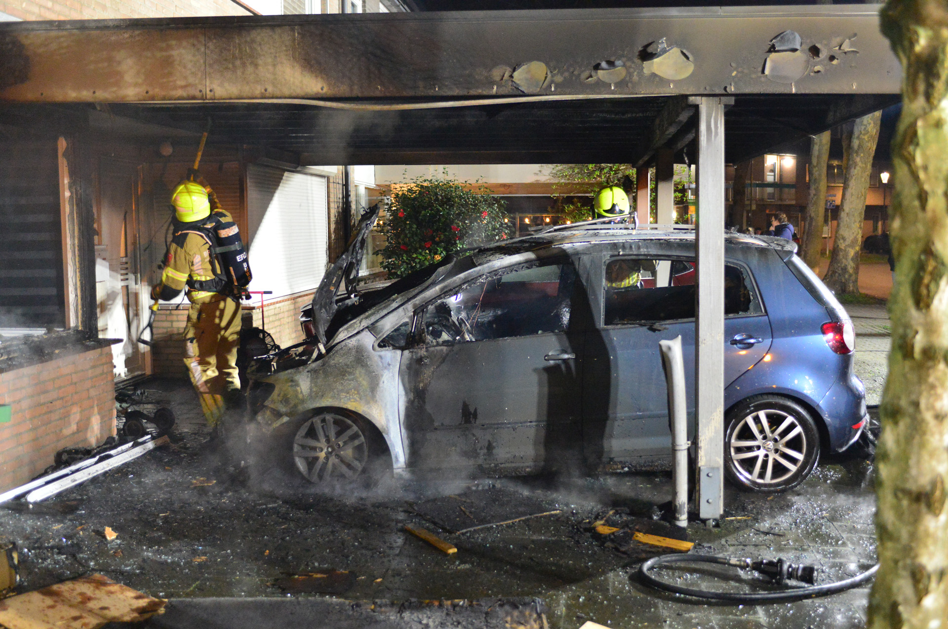 Felle brand verwoest auto en carport