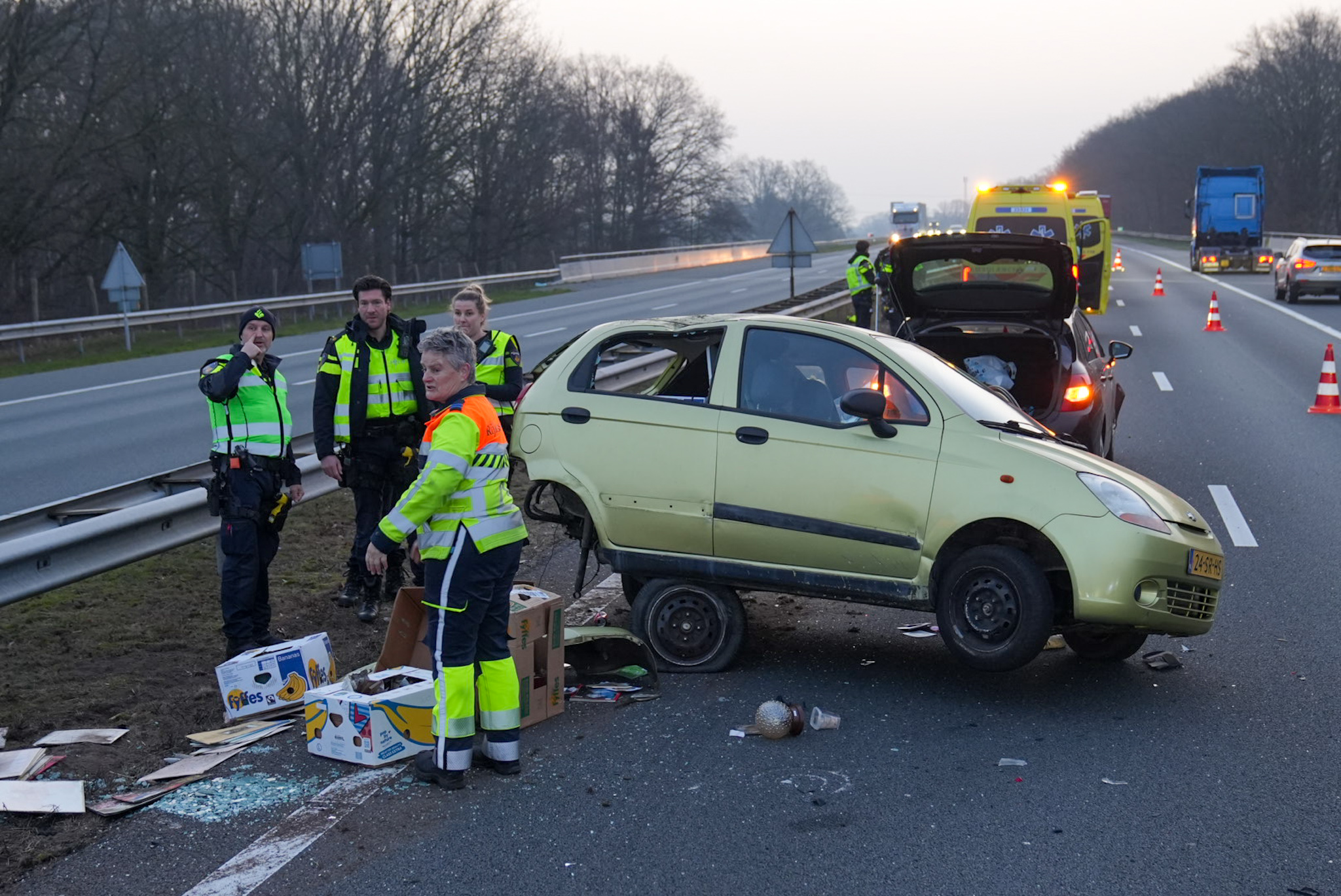 Ravage op snelweg na ongeval tussen twee auto’s