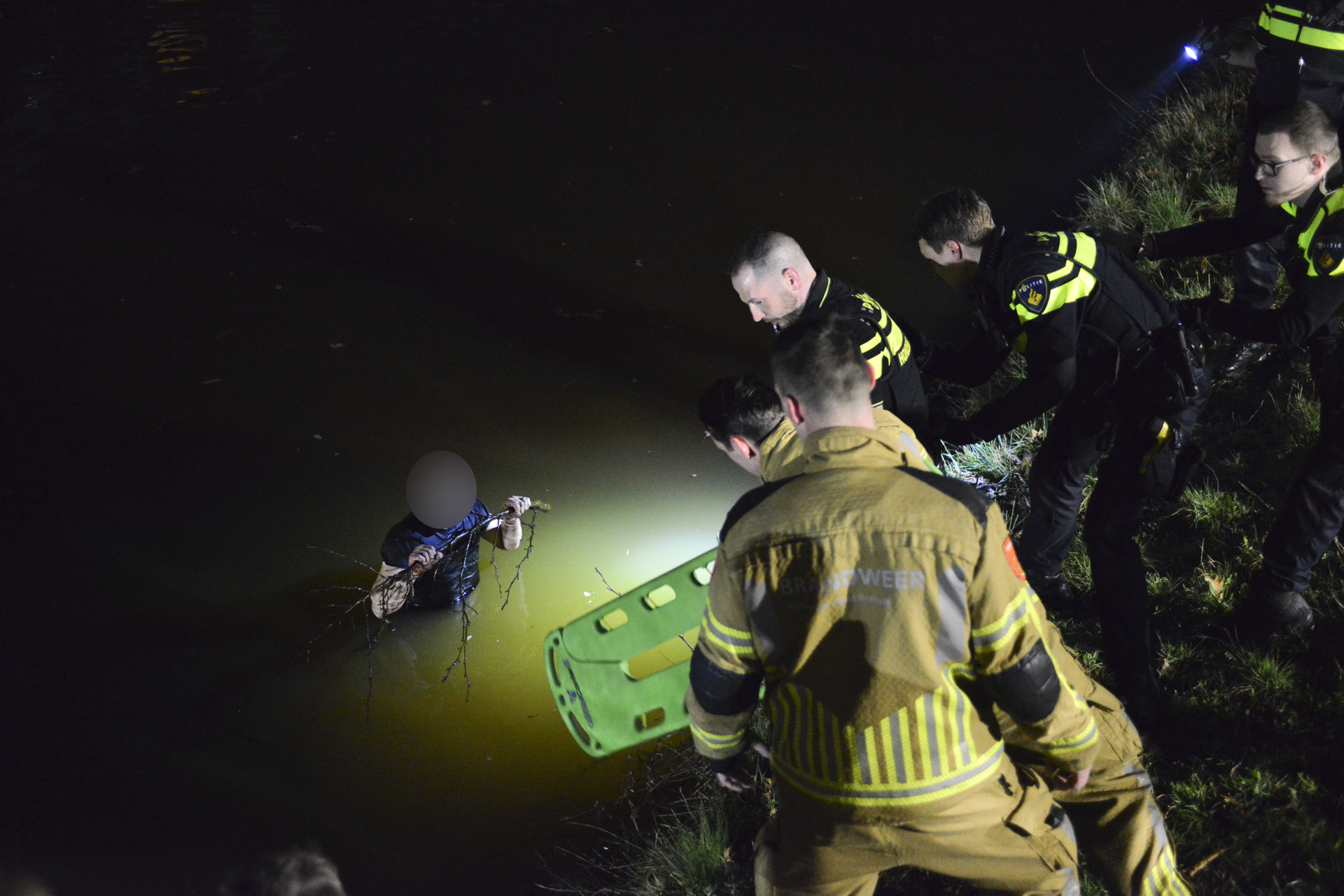 Hulpdiensten hebben handen vol aan man in water