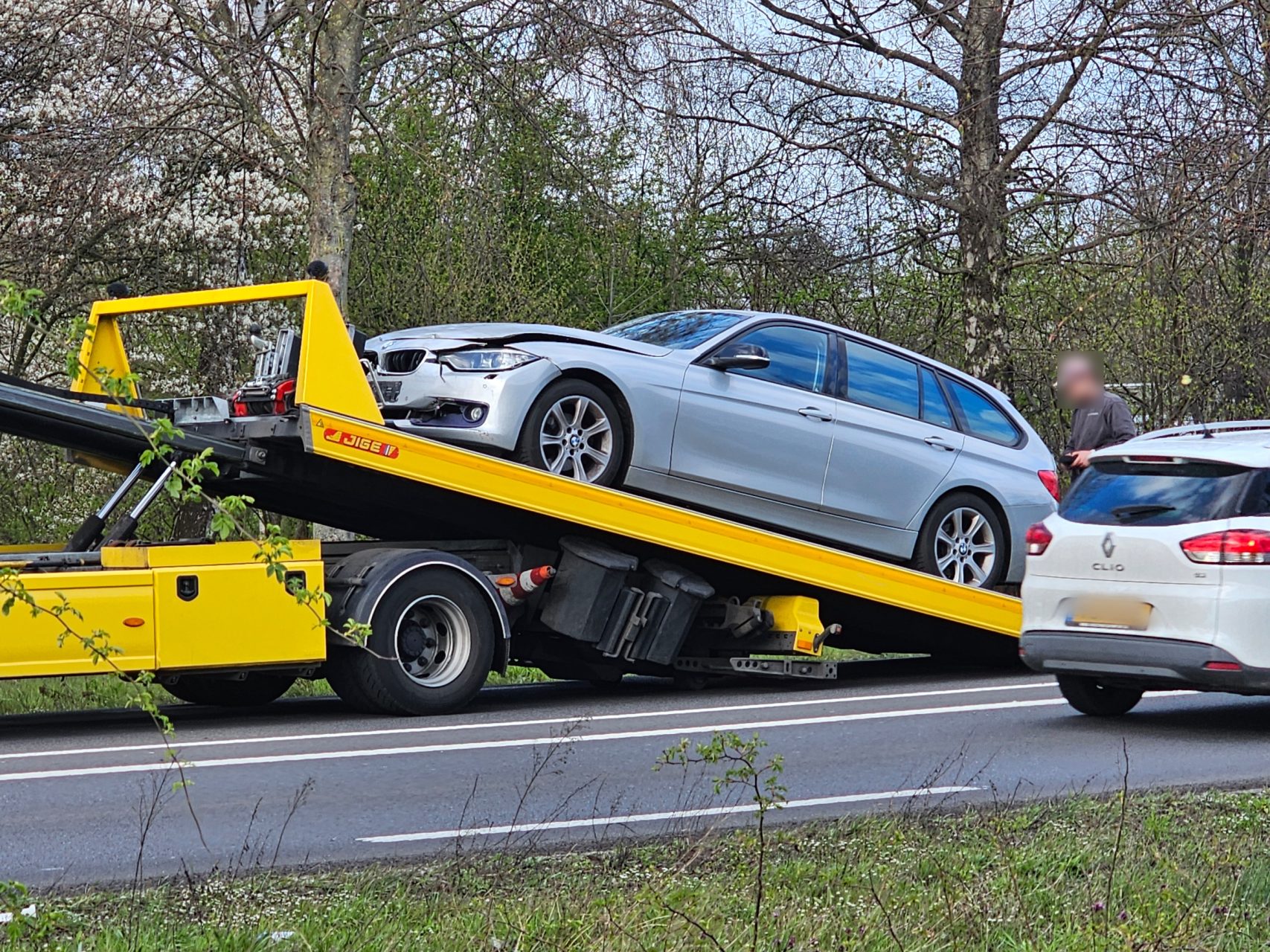 Kop-staartbotsing met drie voertuigen zorgt voor file