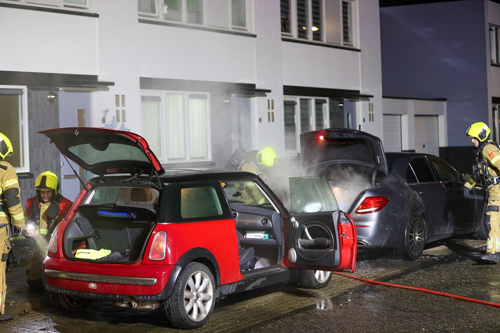 Twee geparkeerde auto’s door brand beschadigd