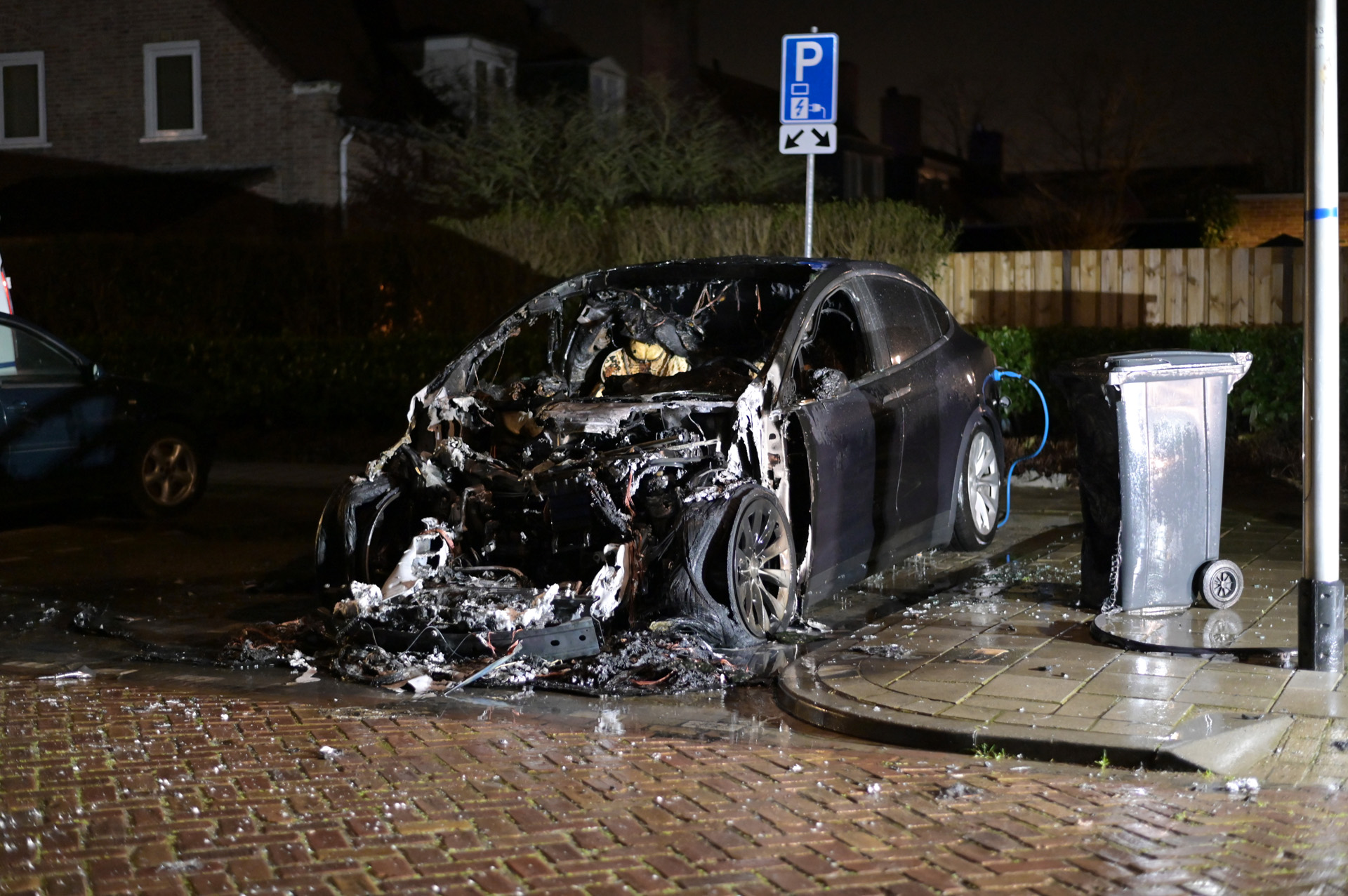 Tesla uitgebrand, politie onderzoekt brandstichting