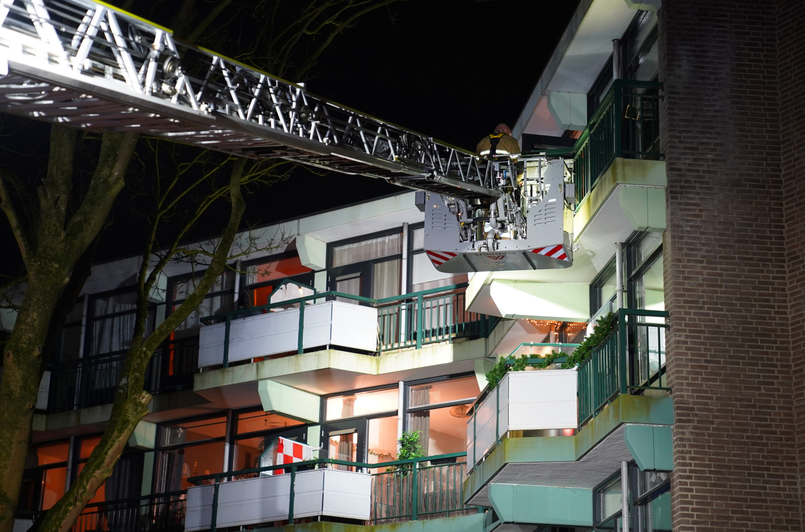 Pan met olie vliegt in brand in appartement