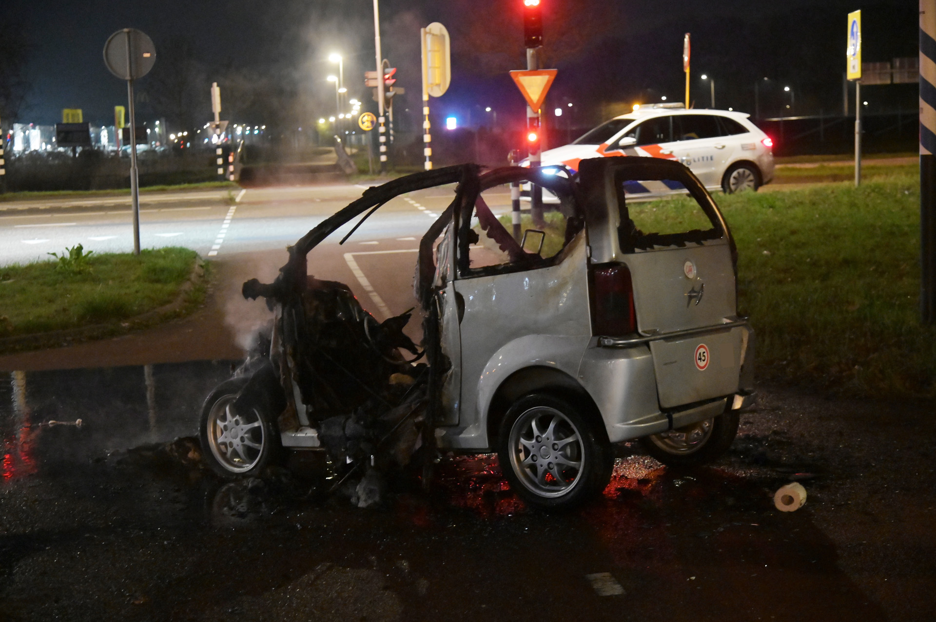 Brommobiel uitgebrand voor stoplicht