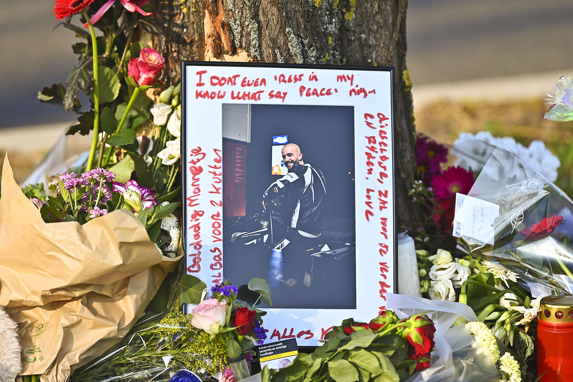 Vrienden herdenken omgekomen motorrijder (24) met bloemen en stille steun