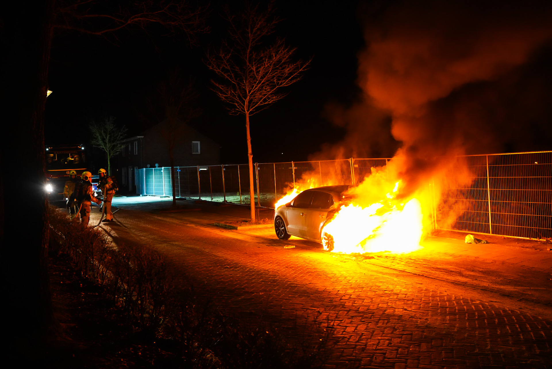 Auto in brand gestoken, aanmaakblokjes en vloeistof aangetroffen